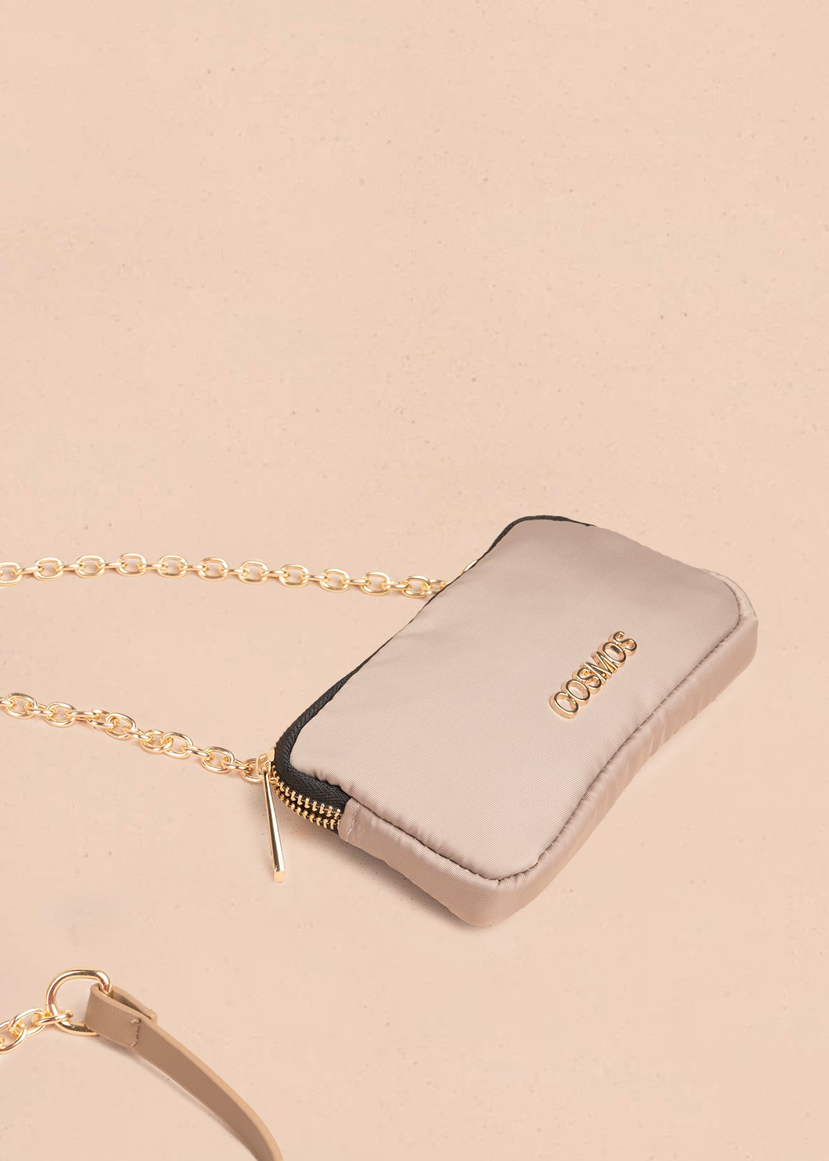 Porta celular color beige con cadena 106970