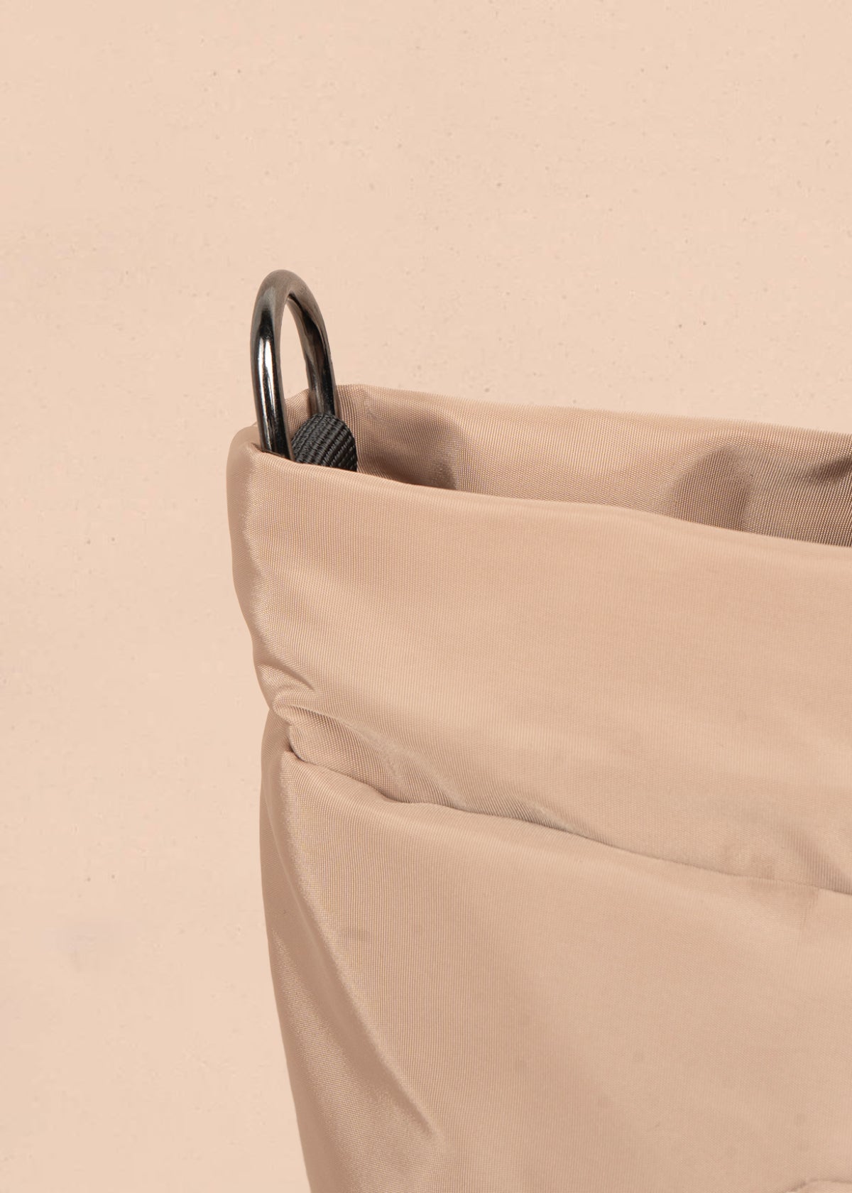 Bolso manos libres color beige con resorte 106971