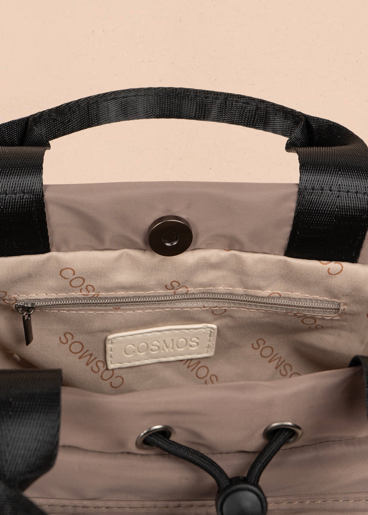Bolso manos libres color café con resorte 106971