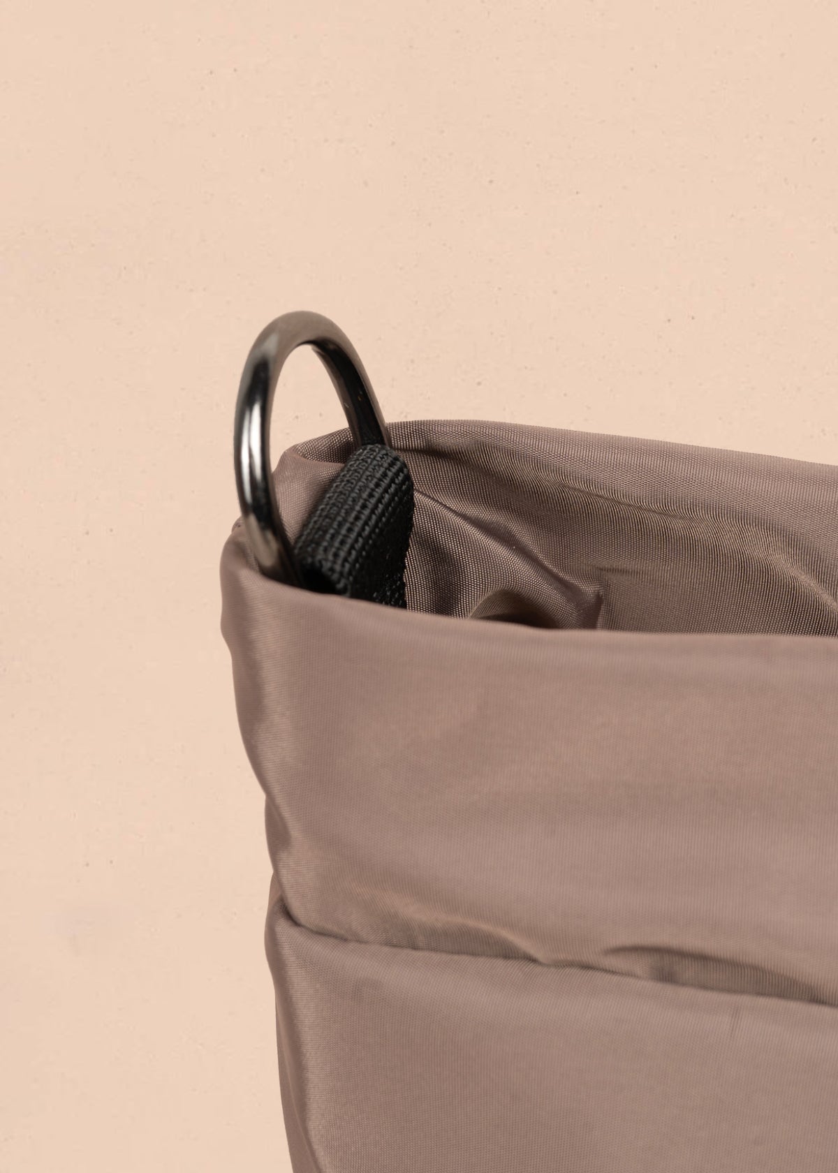 Bolso manos libres color café con resorte 106971