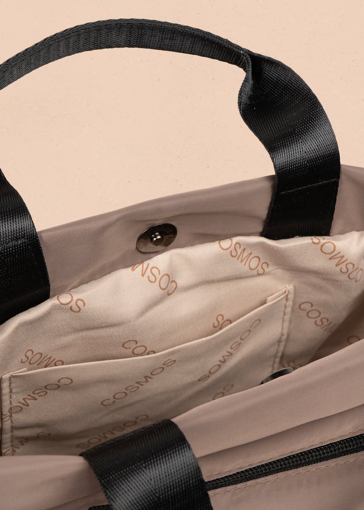 Bolso manos libres color café con resorte 106971