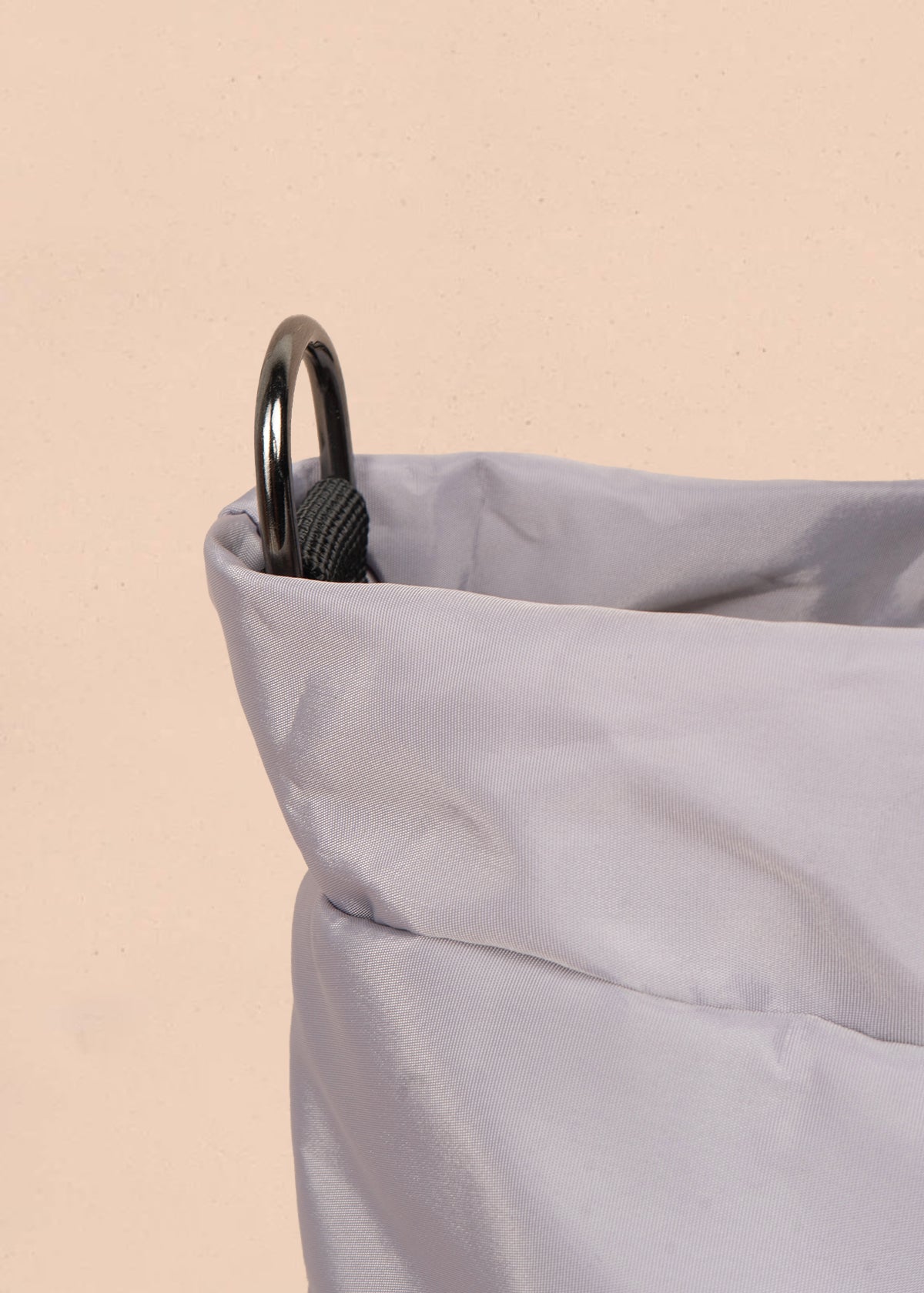 Bolso manos libres color gris con resorte 106971