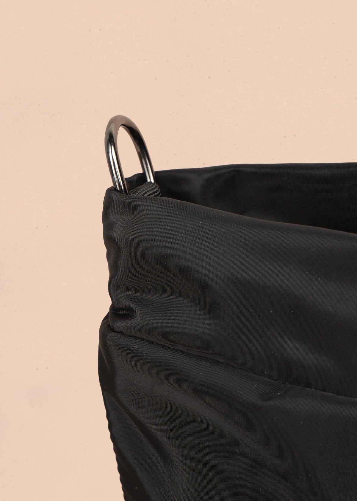 Bolso manos libres color negro con resorte 106971