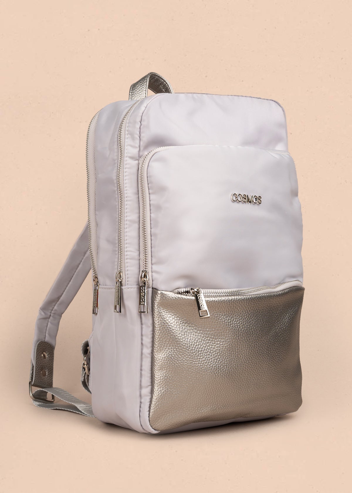 Morral color gris con bolsillo frontal y acabados plateados 106972