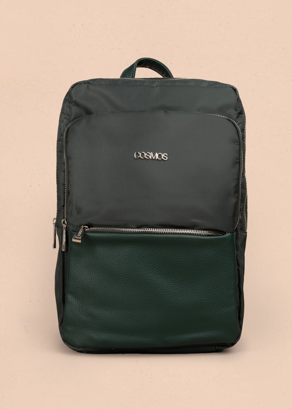 Morral color verde con bolsillo frontal y acabados plateados 106972