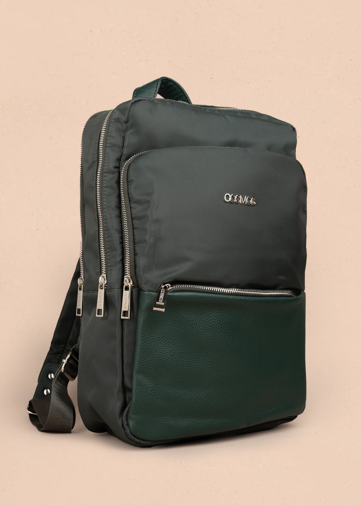 Morral color verde con bolsillo frontal y acabados plateados 106972