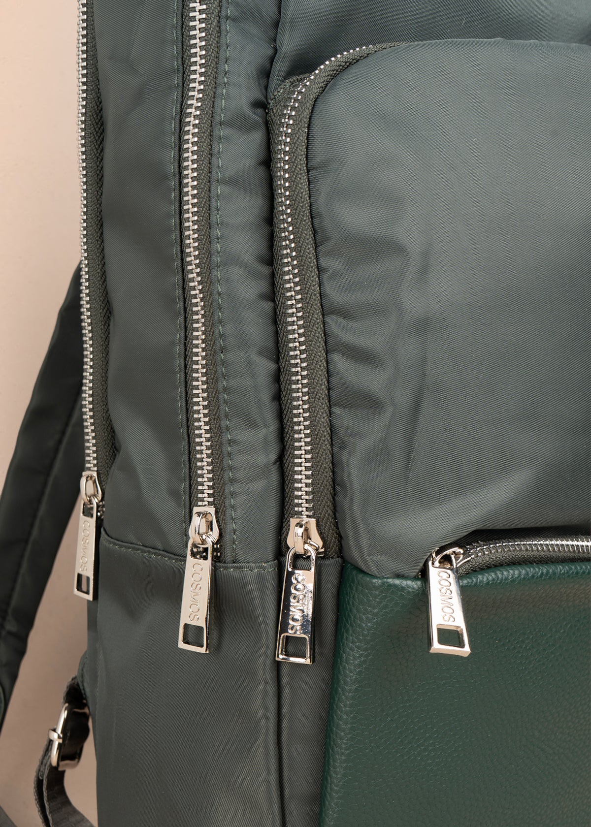 Morral color verde con bolsillo frontal y acabados plateados 106972