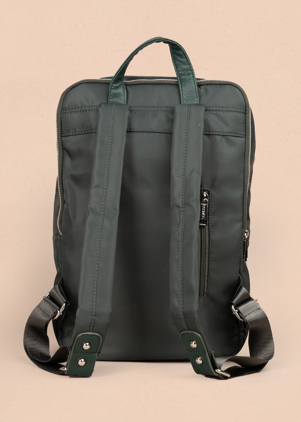 Morral color verde con bolsillo frontal y acabados plateados 106972