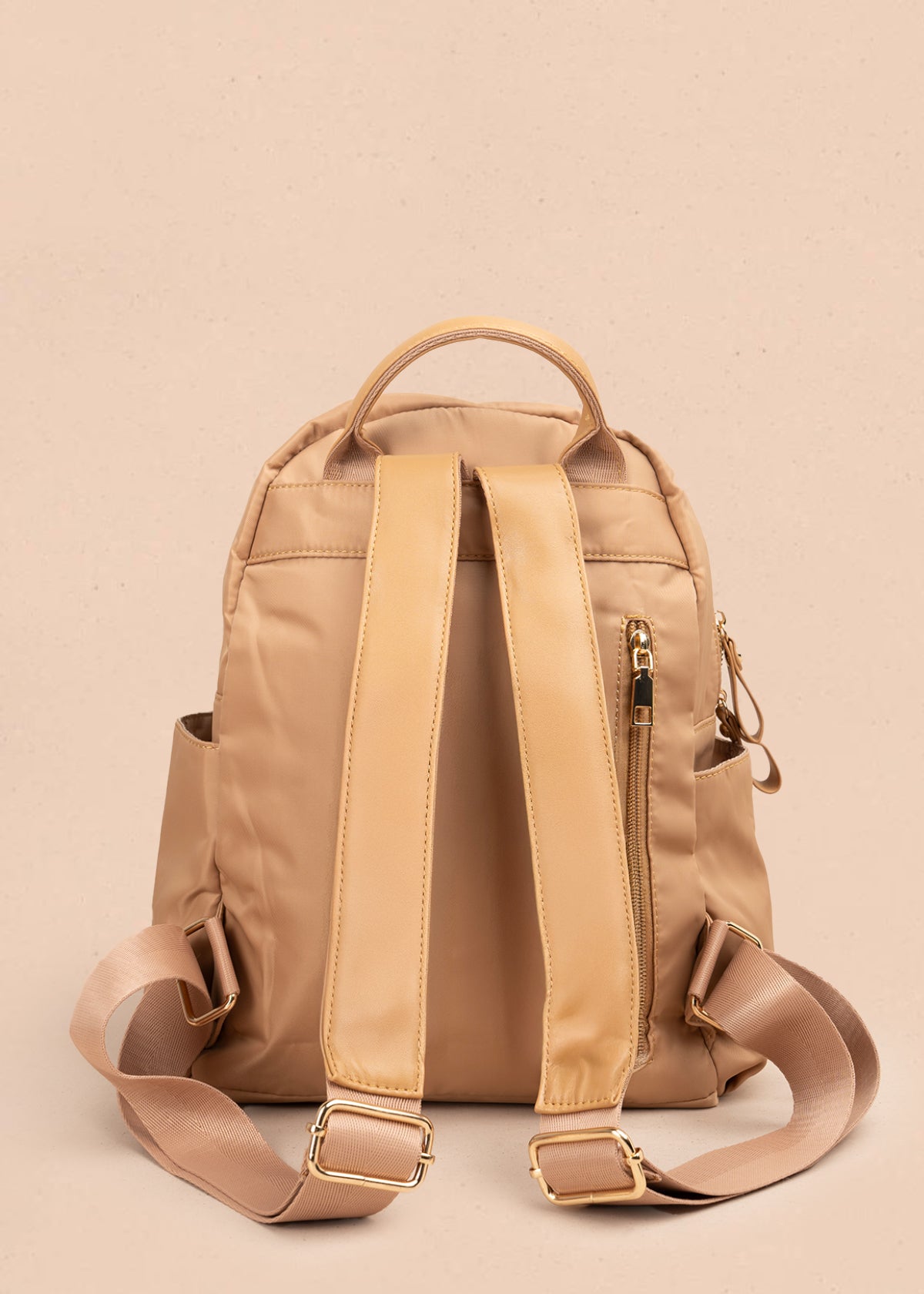 Morral color camel con bolsillo frontal y bordados 106973