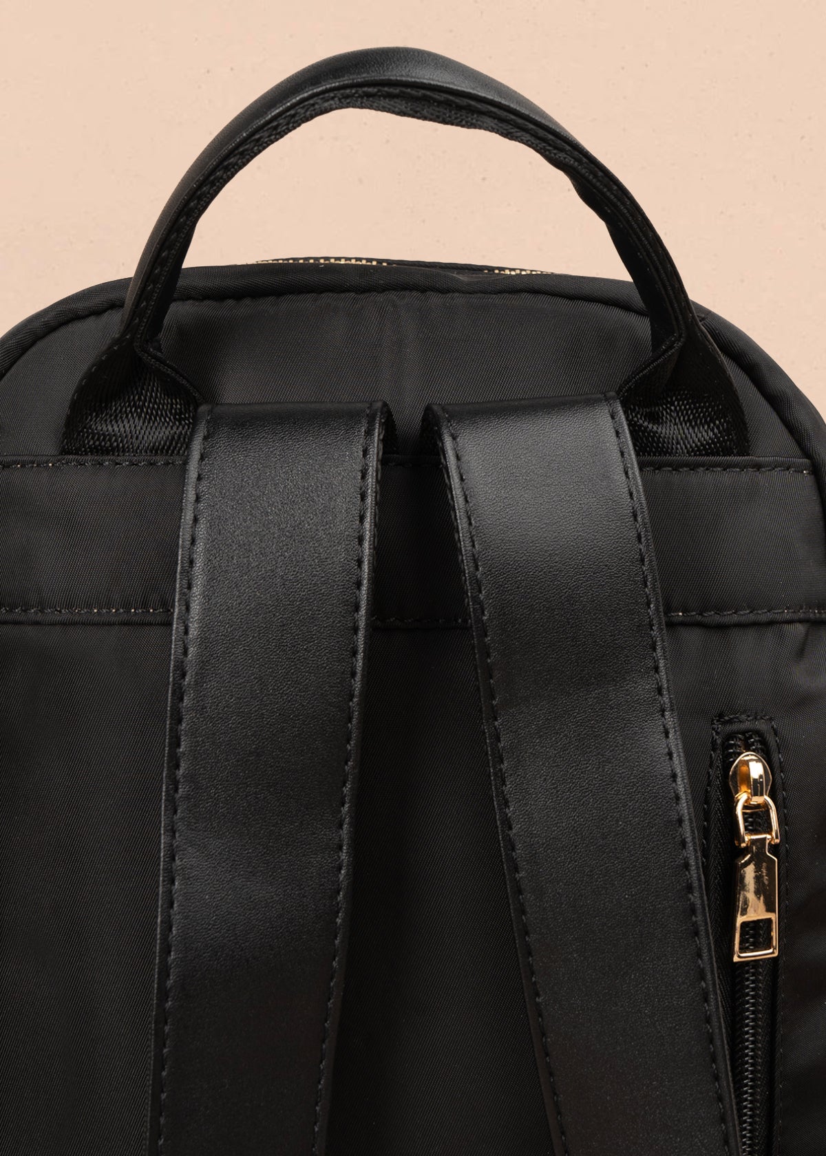 Morral color negro con bolsillo frontal y bordados 106973