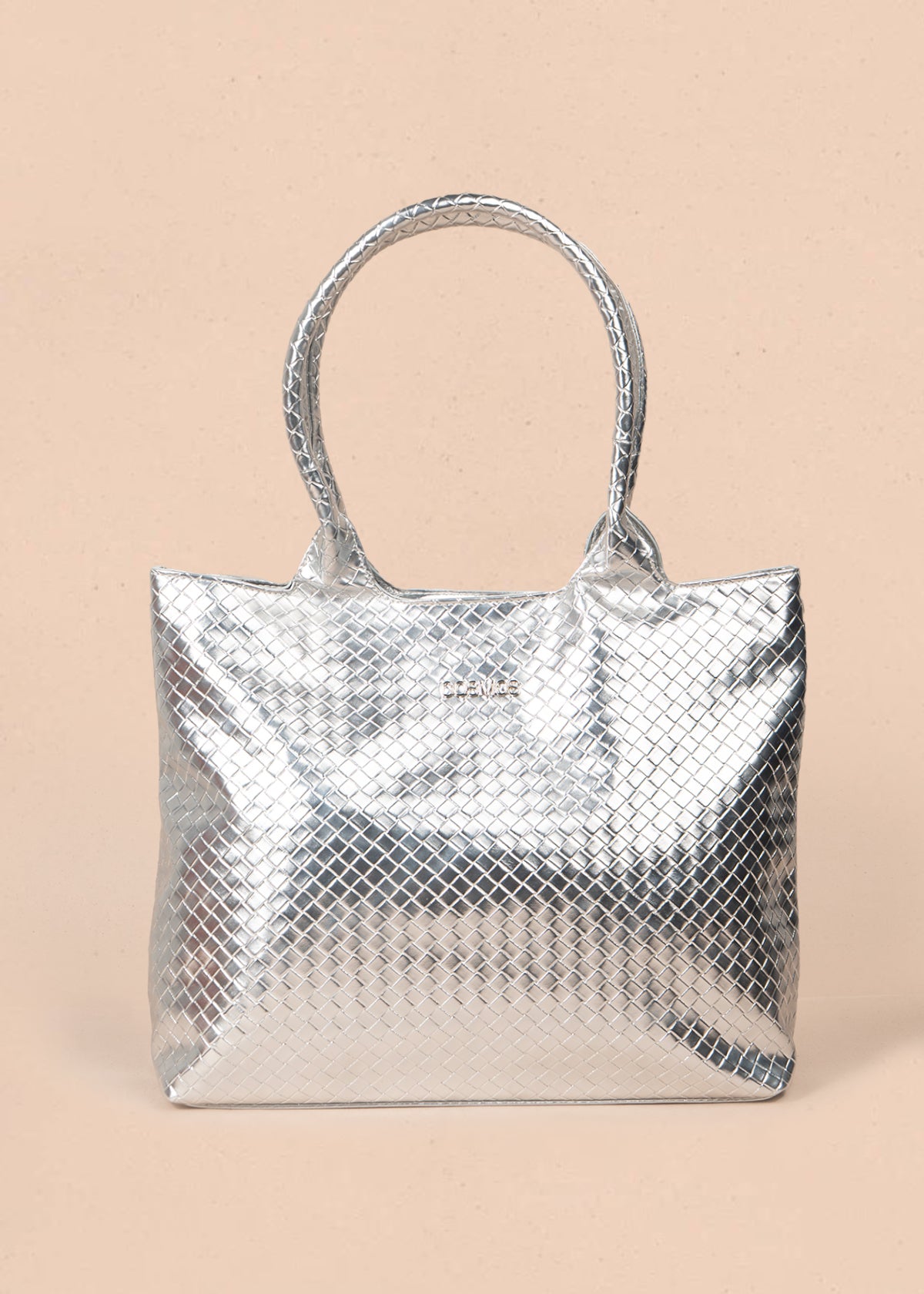 Bolso tipo shopping color plata con textura en cuadros 106975