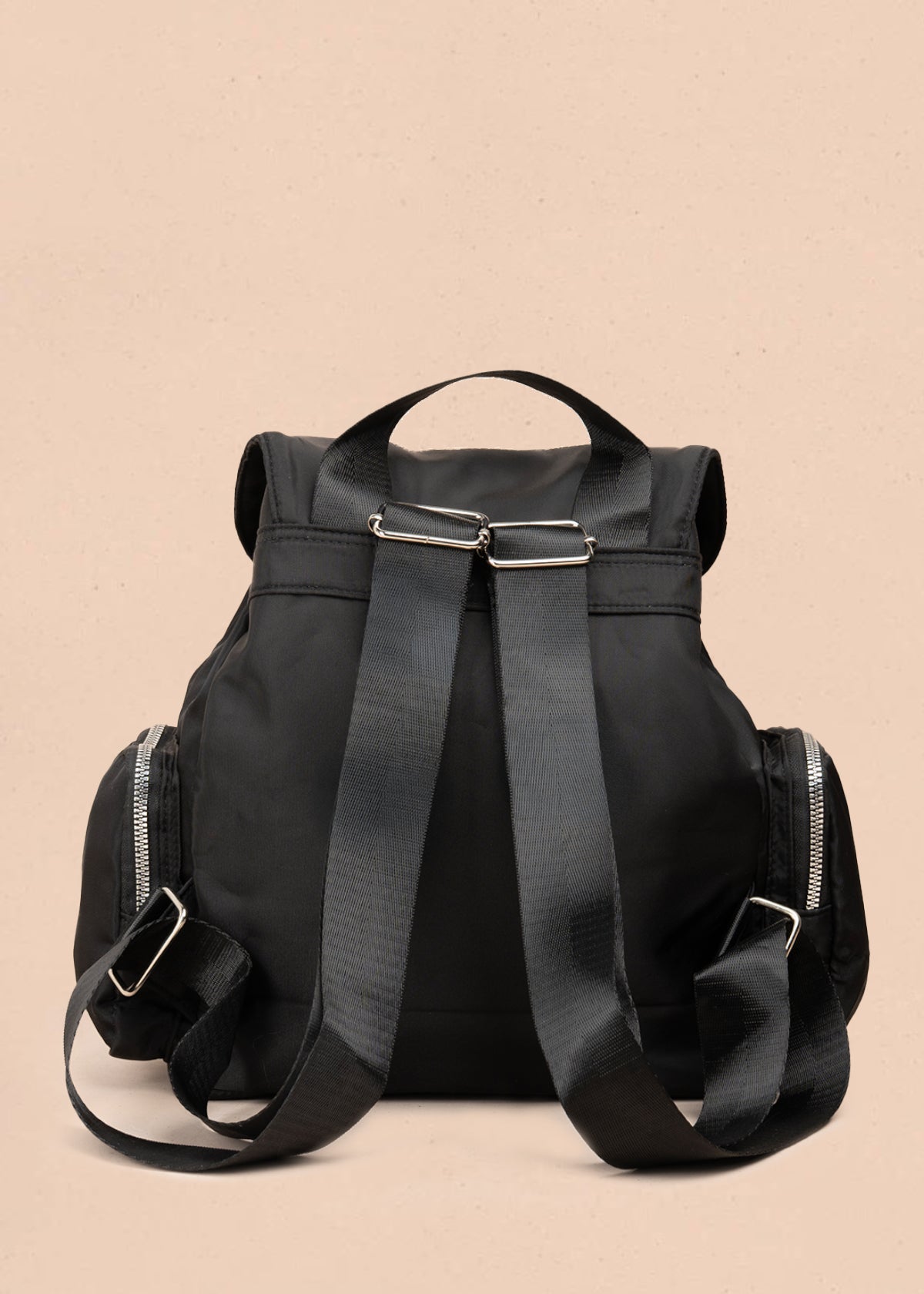 Morral color negro con bolsillo frontal y laterales 106977