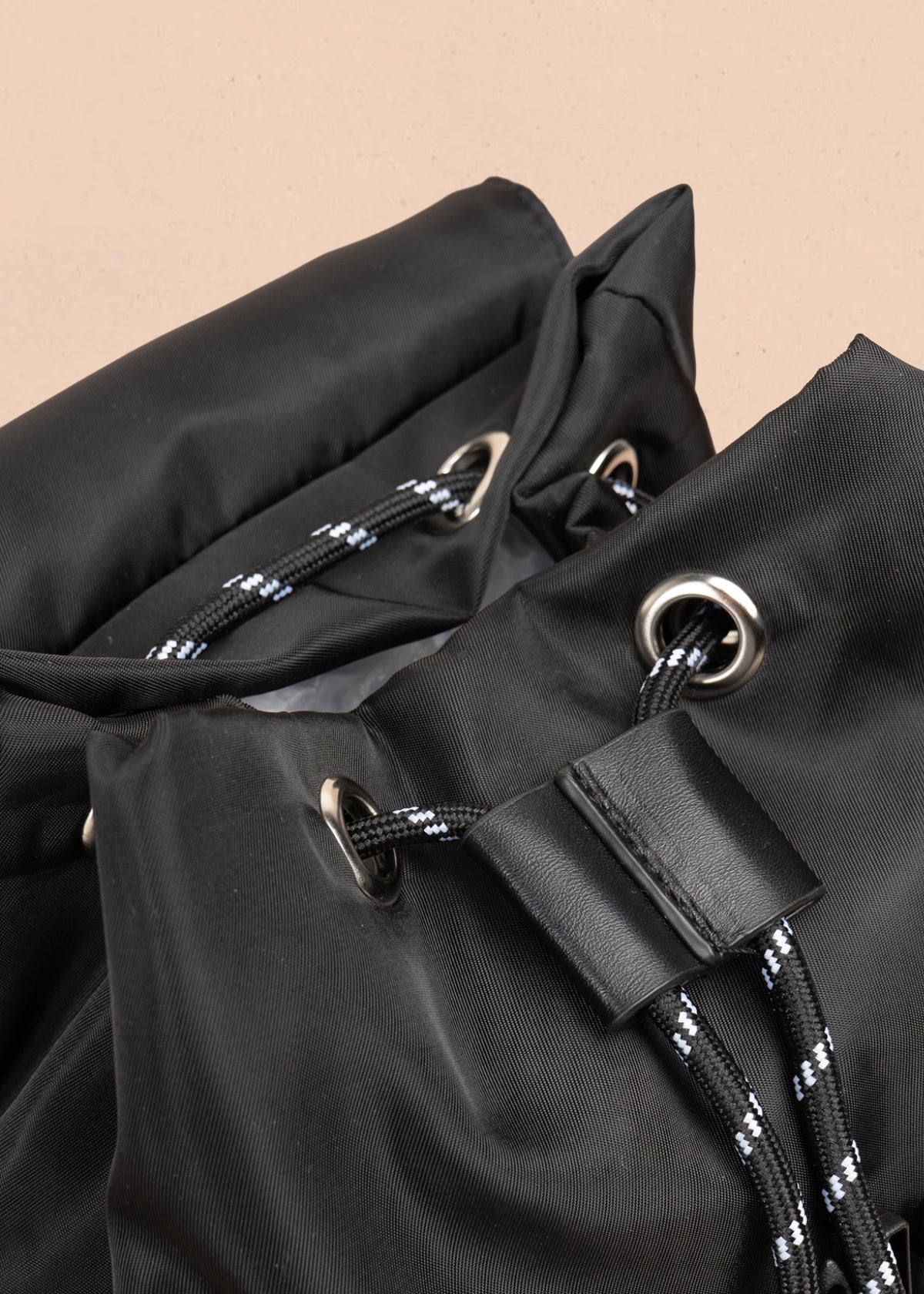 Morral color negro con bolsillo frontal y laterales 106977