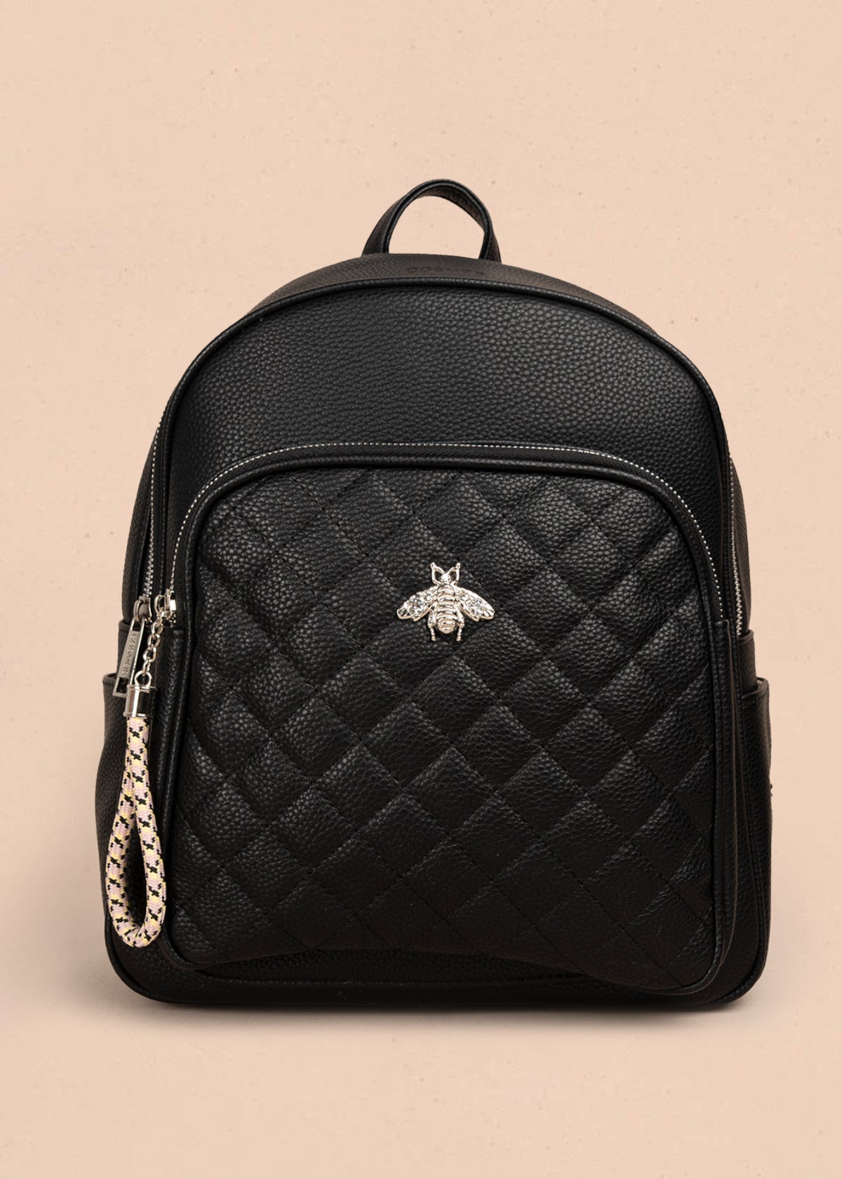 Morral color negro con bolsillo frontal acolchado y aplique de abeja 106978