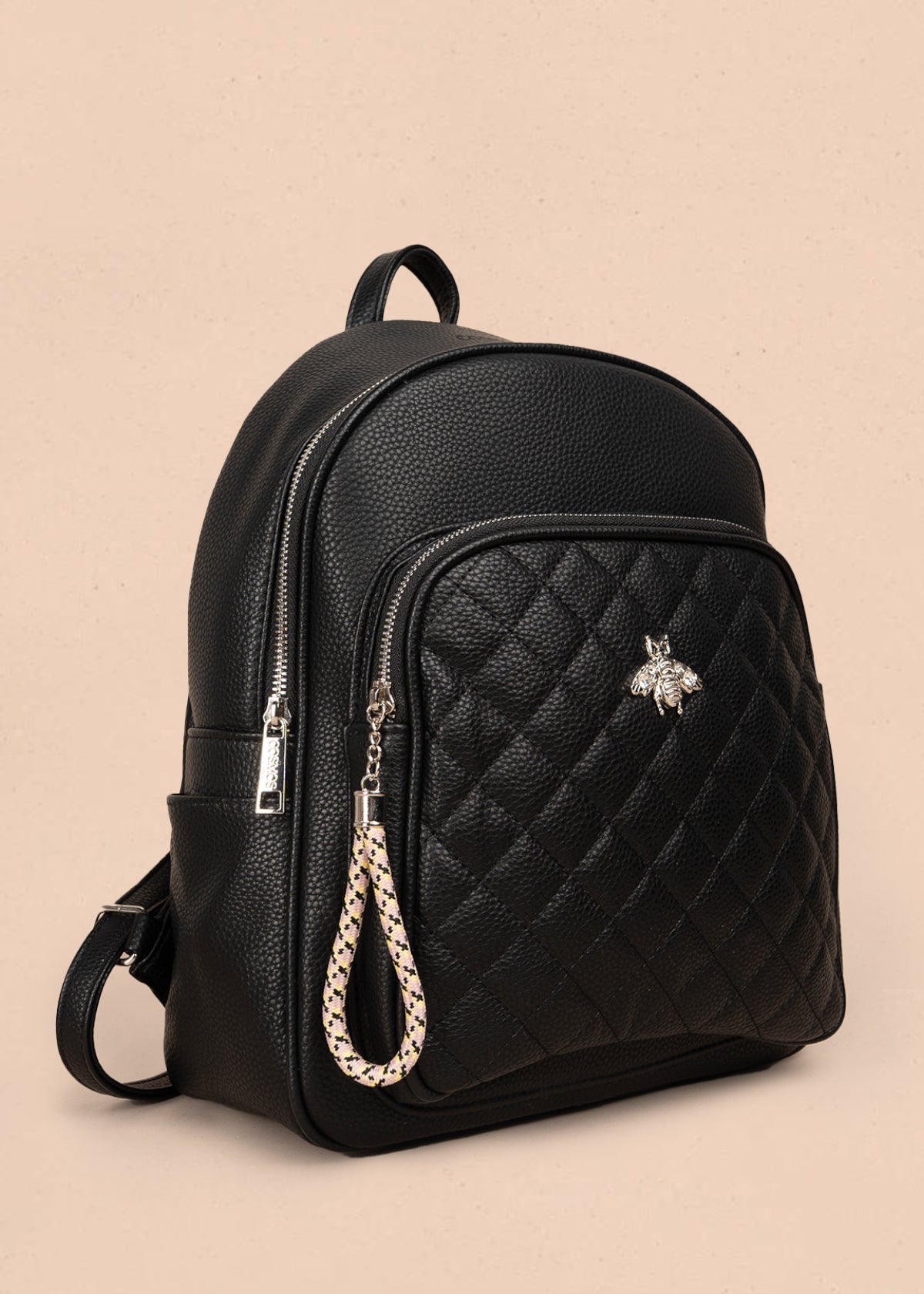 Morral color negro con bolsillo frontal acolchado y aplique de abeja 106978