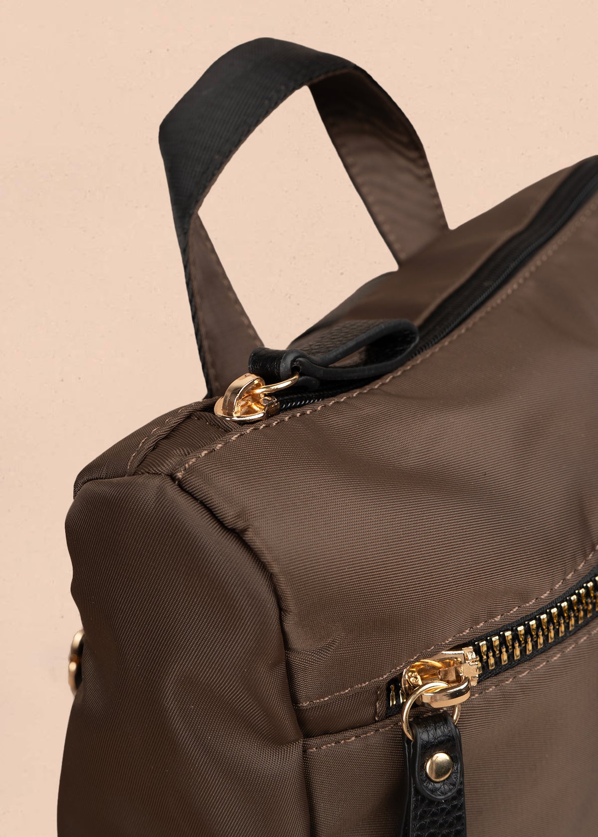Morral color café con doble bolsillo frontal 106979
