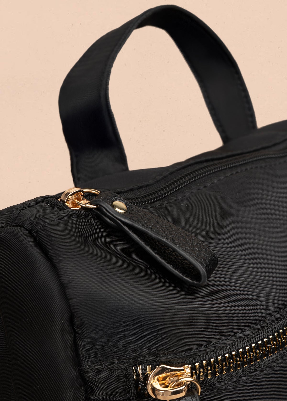 Morral color negro con doble bolsillo frontal 106979