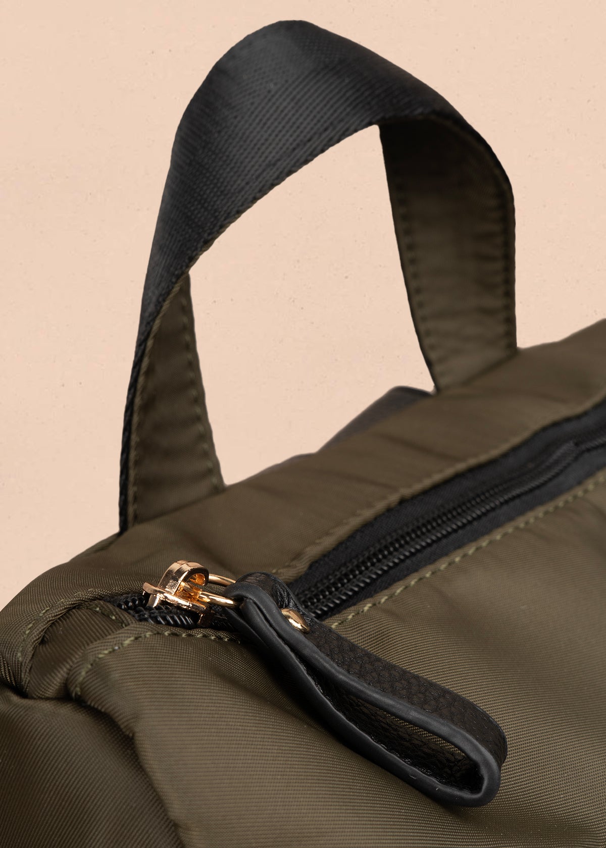 Morral color verde con doble bolsillo frontal 106979