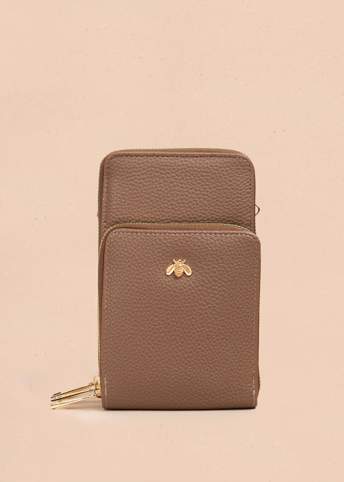 Porta celular color chocolate con diseño de abeja en relieve 106980