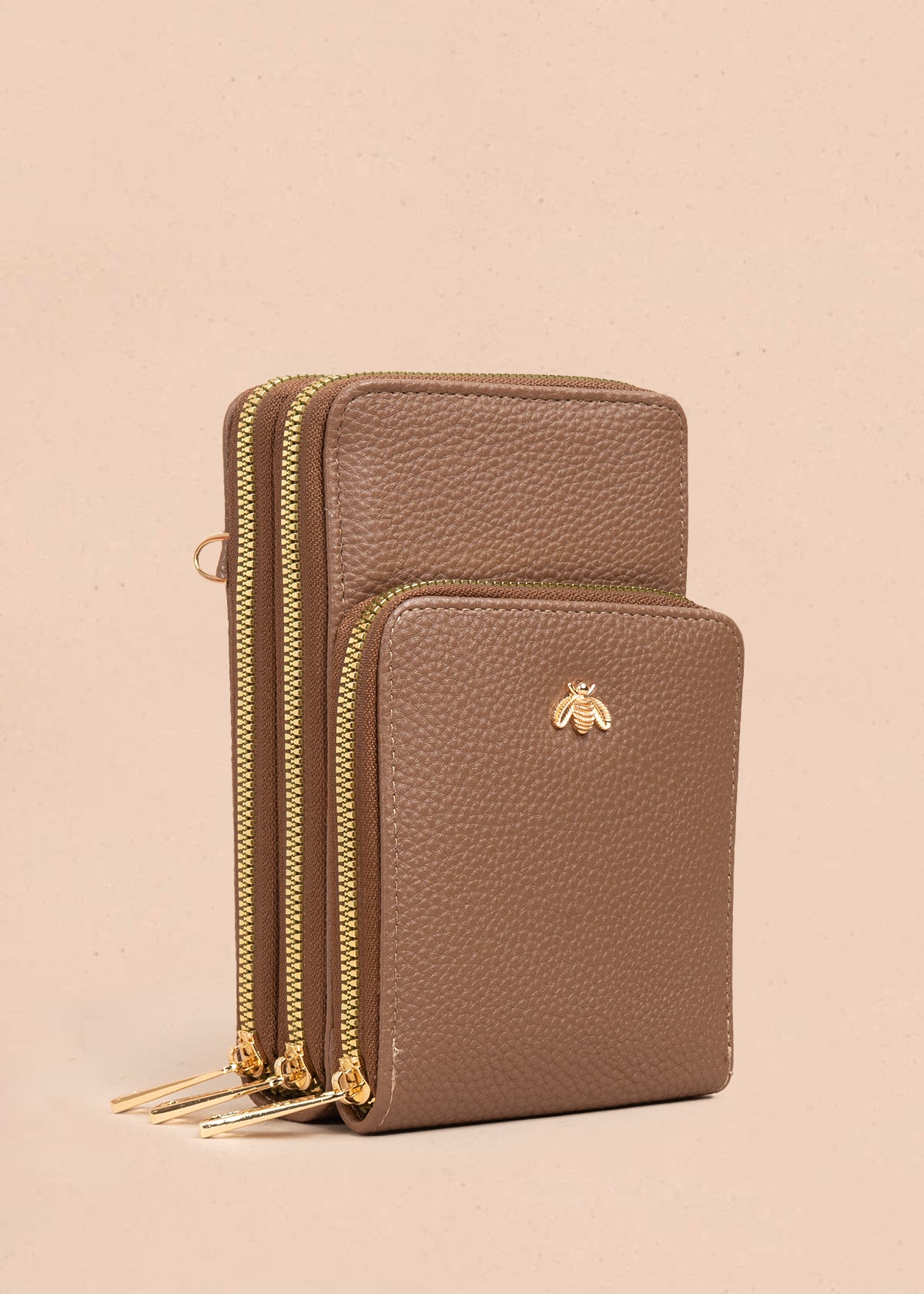 Porta celular color chocolate con diseño de abeja en relieve 106980