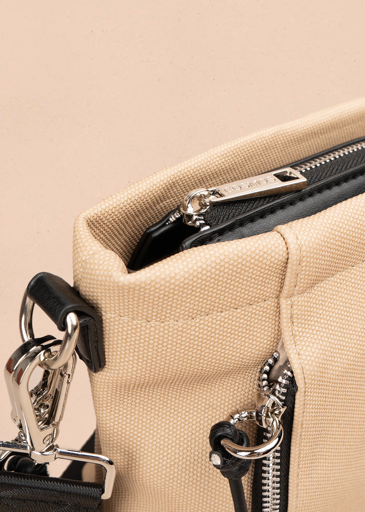 Bolso manos libres color beige con asa negra y bolsillo frontal 106982