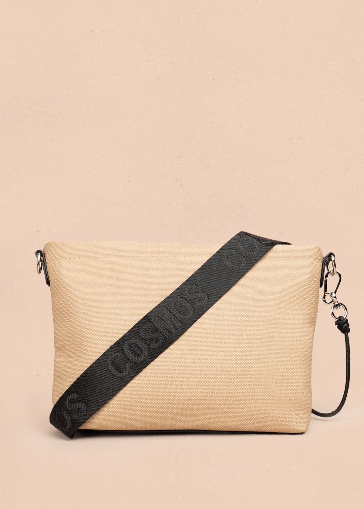 Bolso manos libres color beige con asa negra y bolsillo frontal 106982