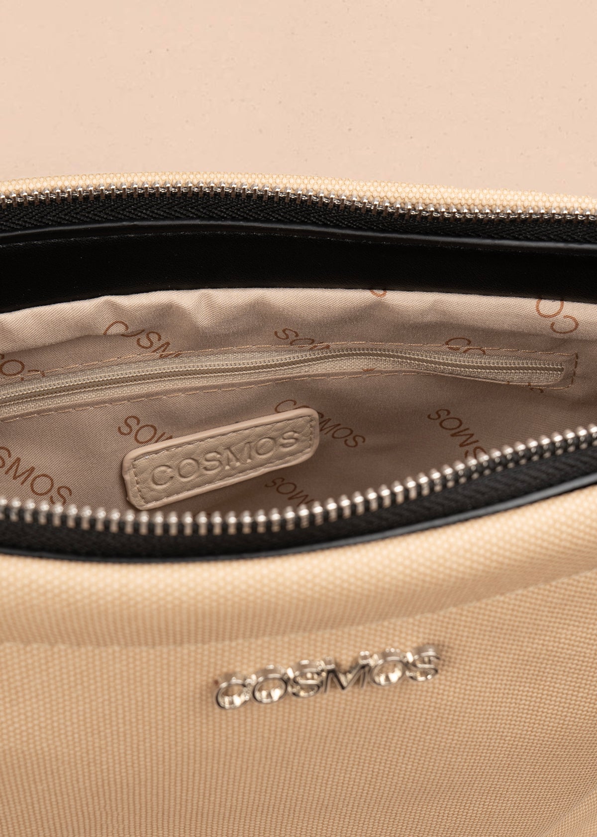 Bolso manos libres color beige con asa negra y bolsillo frontal 106982