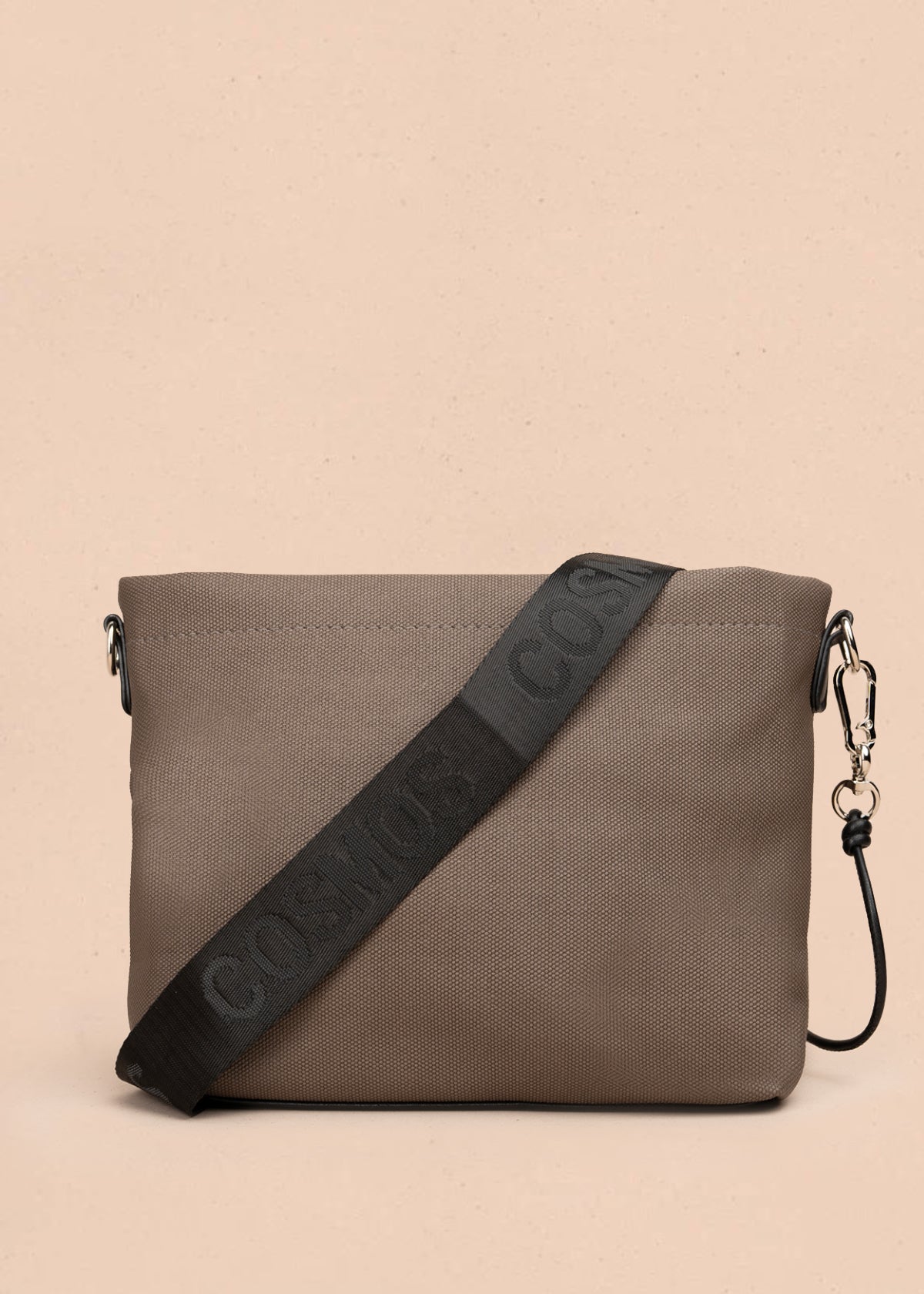 Bolso manos libres color café con asa negra y bolsillo frontal 106982