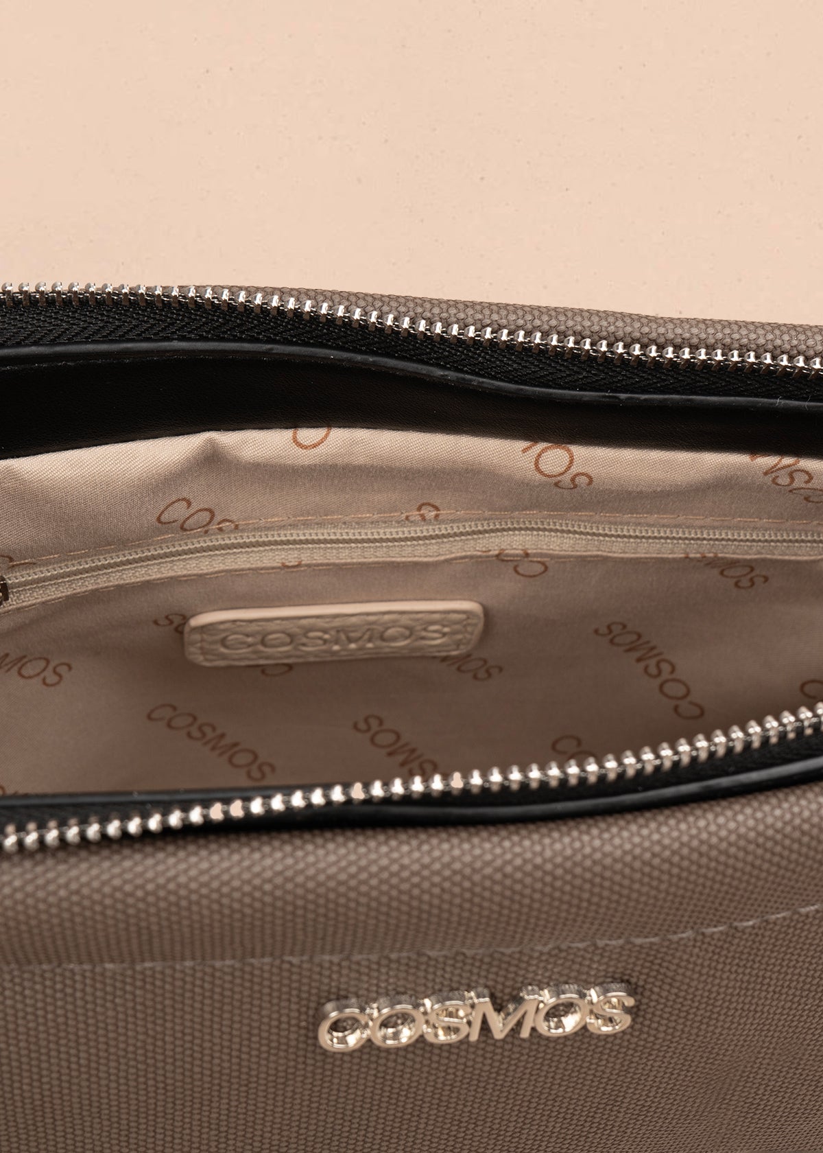 Bolso manos libres color café con asa negra y bolsillo frontal 106982
