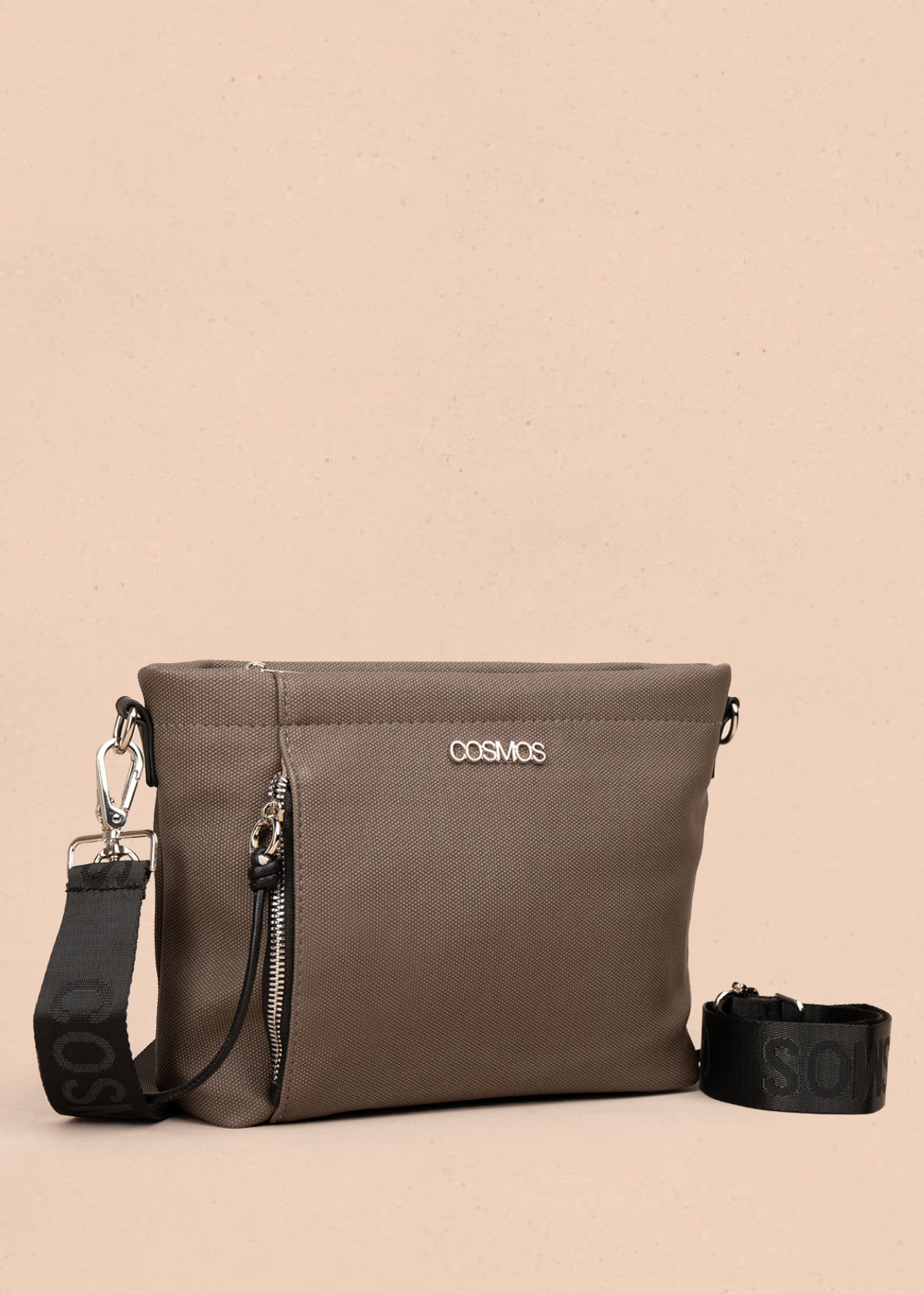 Bolso manos libres color café con asa negra y bolsillo frontal 106982
