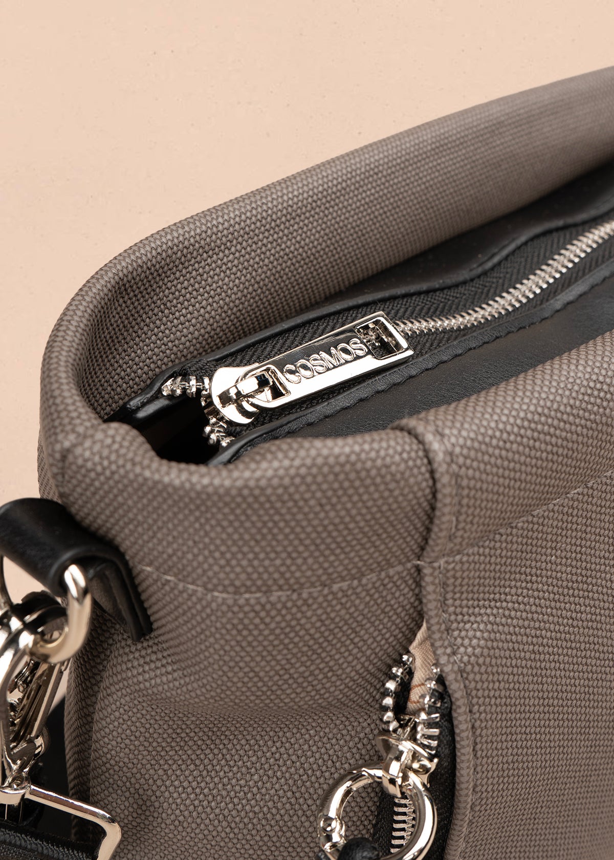 Bolso manos libres color gris con asa negra y bolsillo frontal 106982