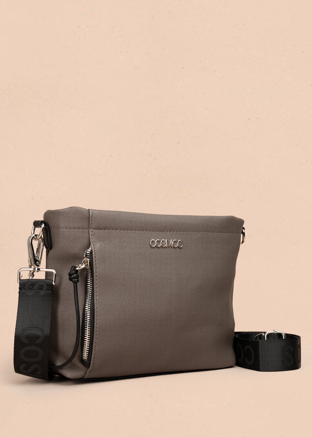 Bolso manos libres color gris con asa negra y bolsillo frontal 106982