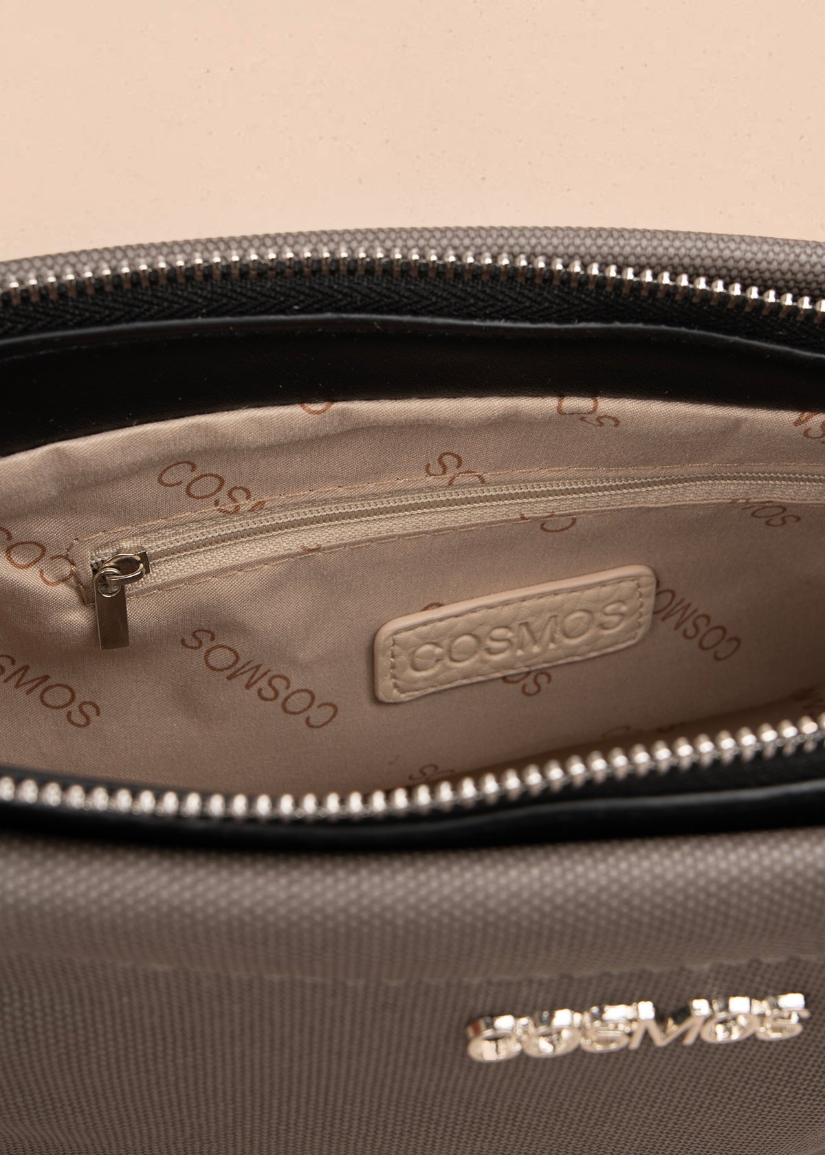 Bolso manos libres color gris con asa negra y bolsillo frontal 106982