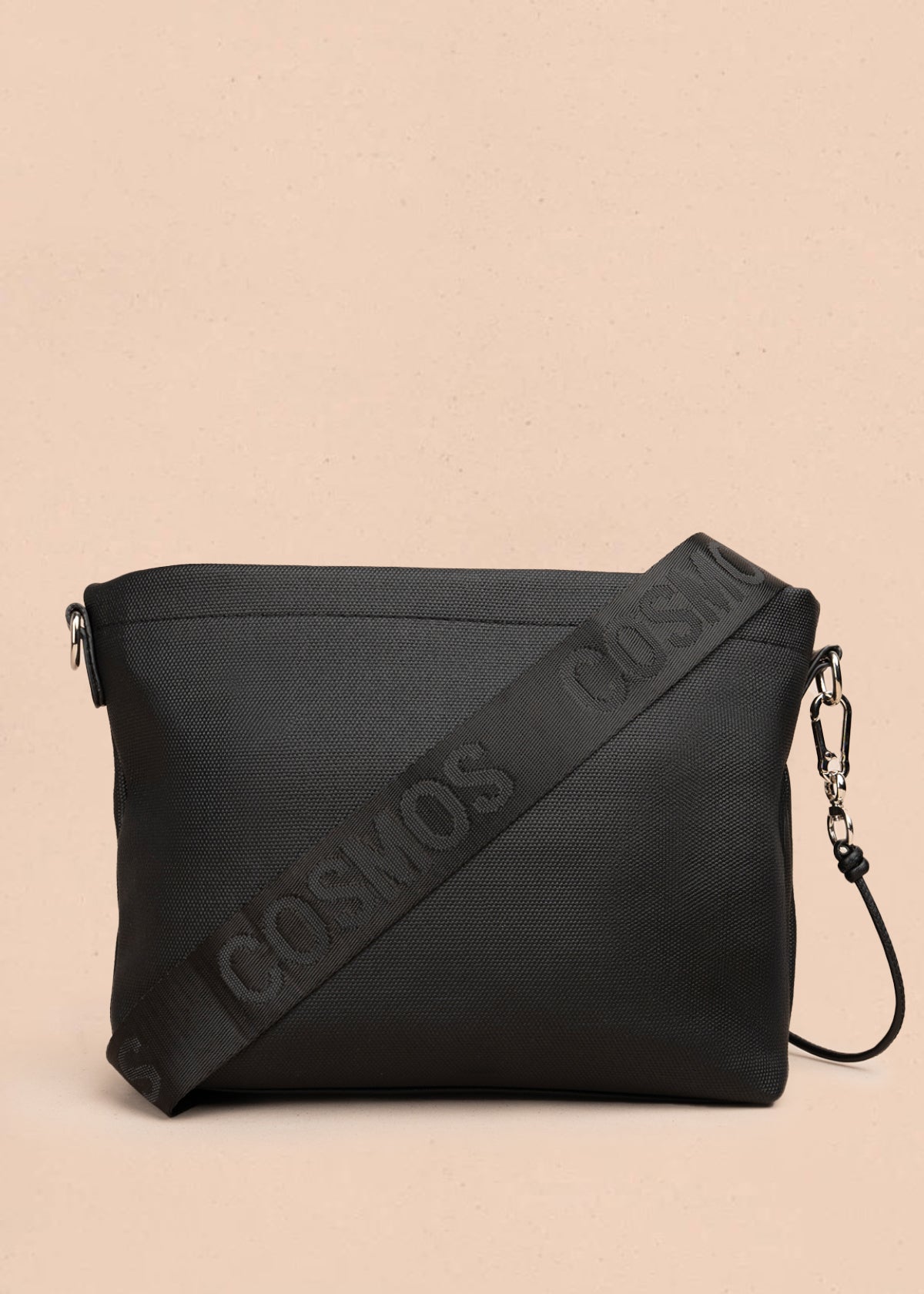 Bolso manos libres color negro con asa negra y bolsillo frontal 106982