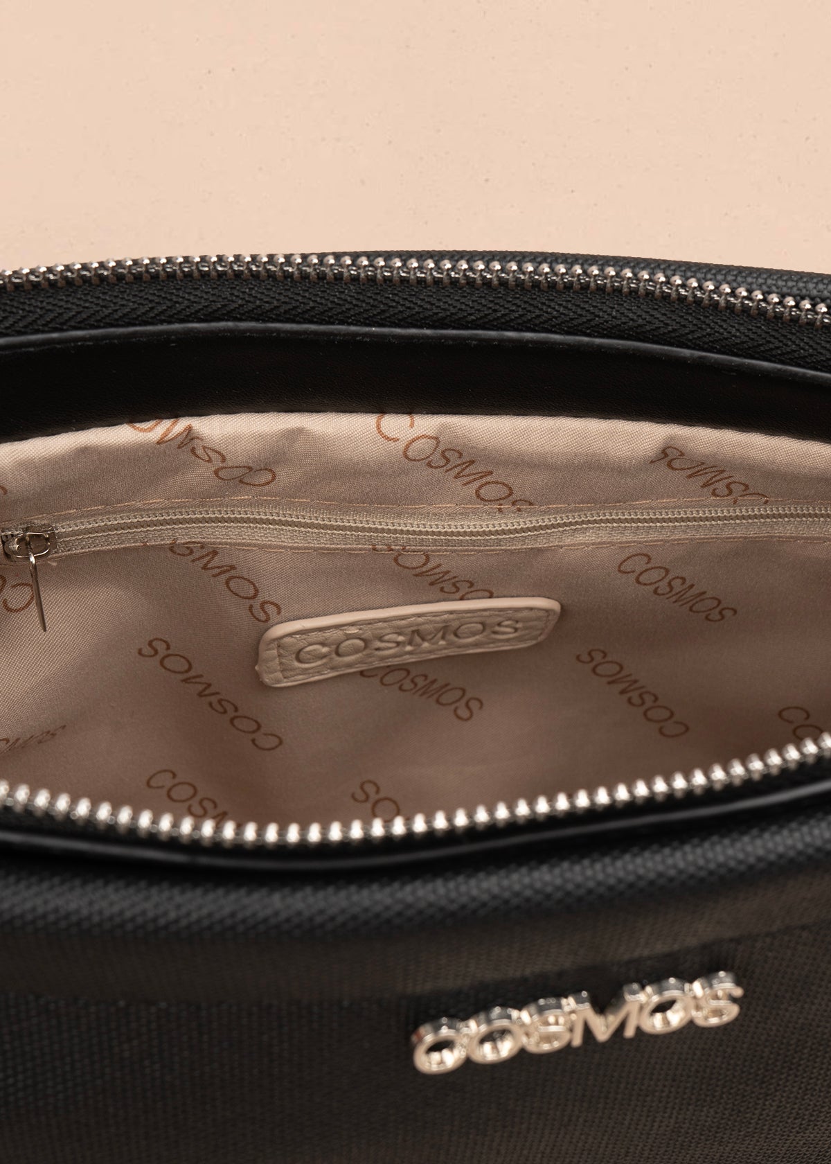 Bolso manos libres color negro con asa negra y bolsillo frontal 106982