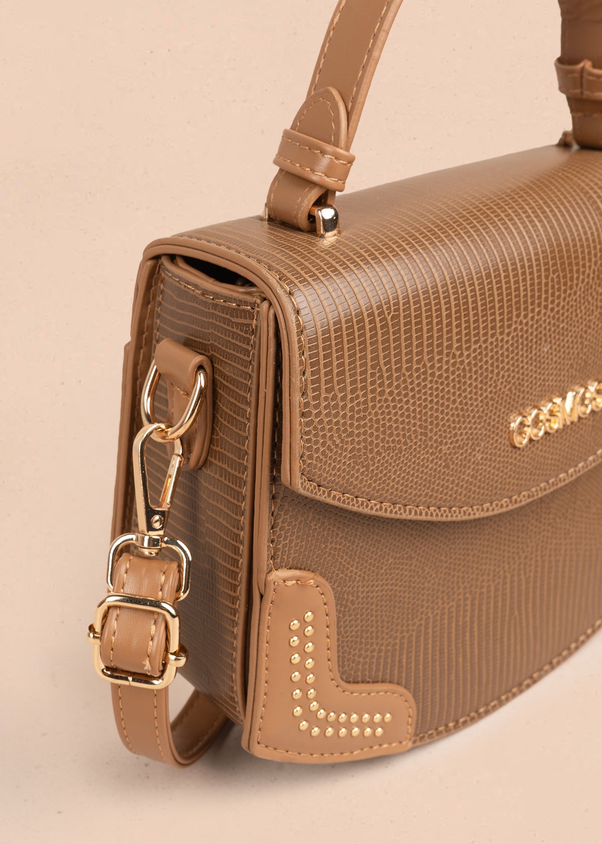 Bolso manos libres color café con textura croco y detalles dorados 106983