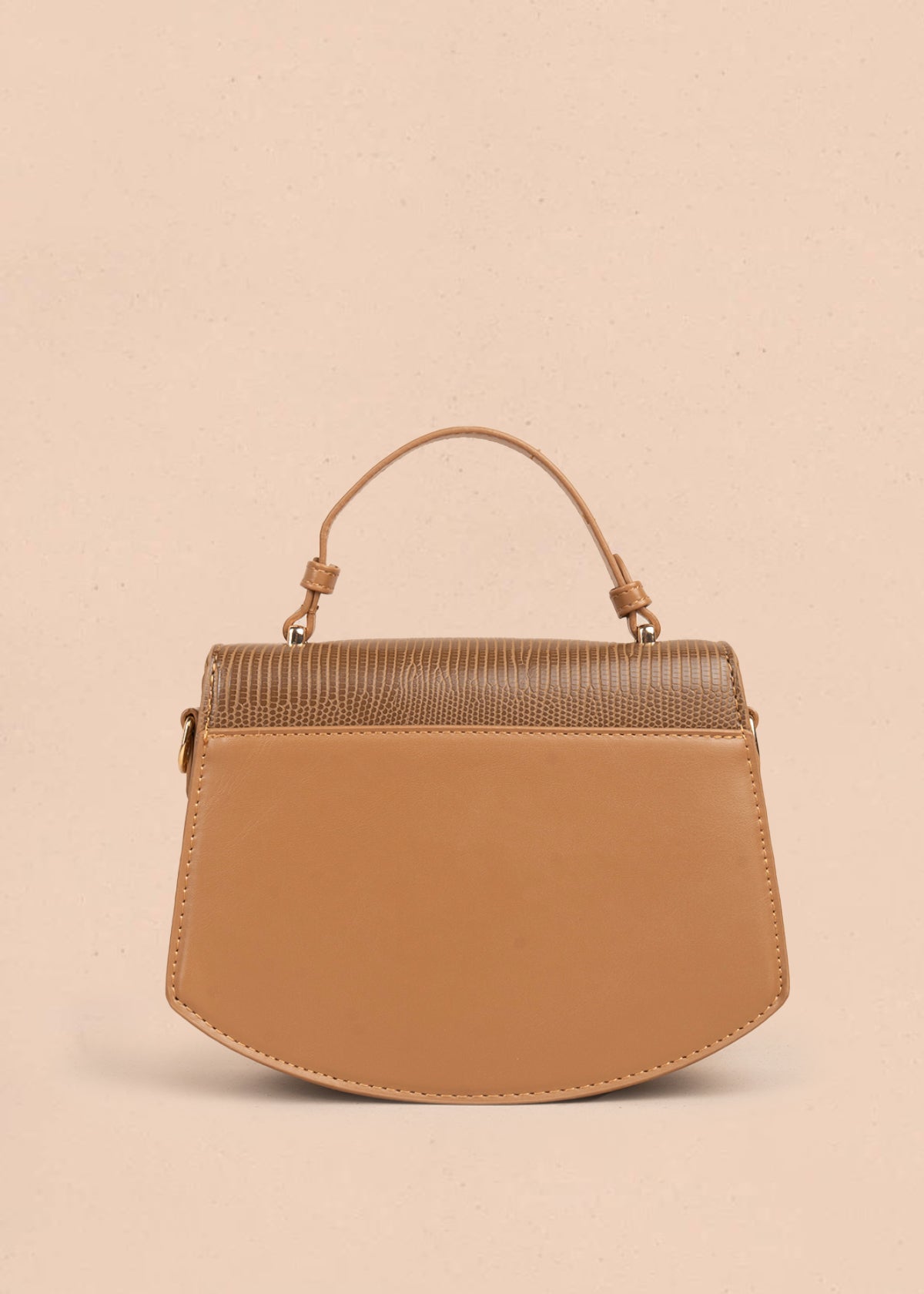 Bolso manos libres color café con textura croco y detalles dorados 106983