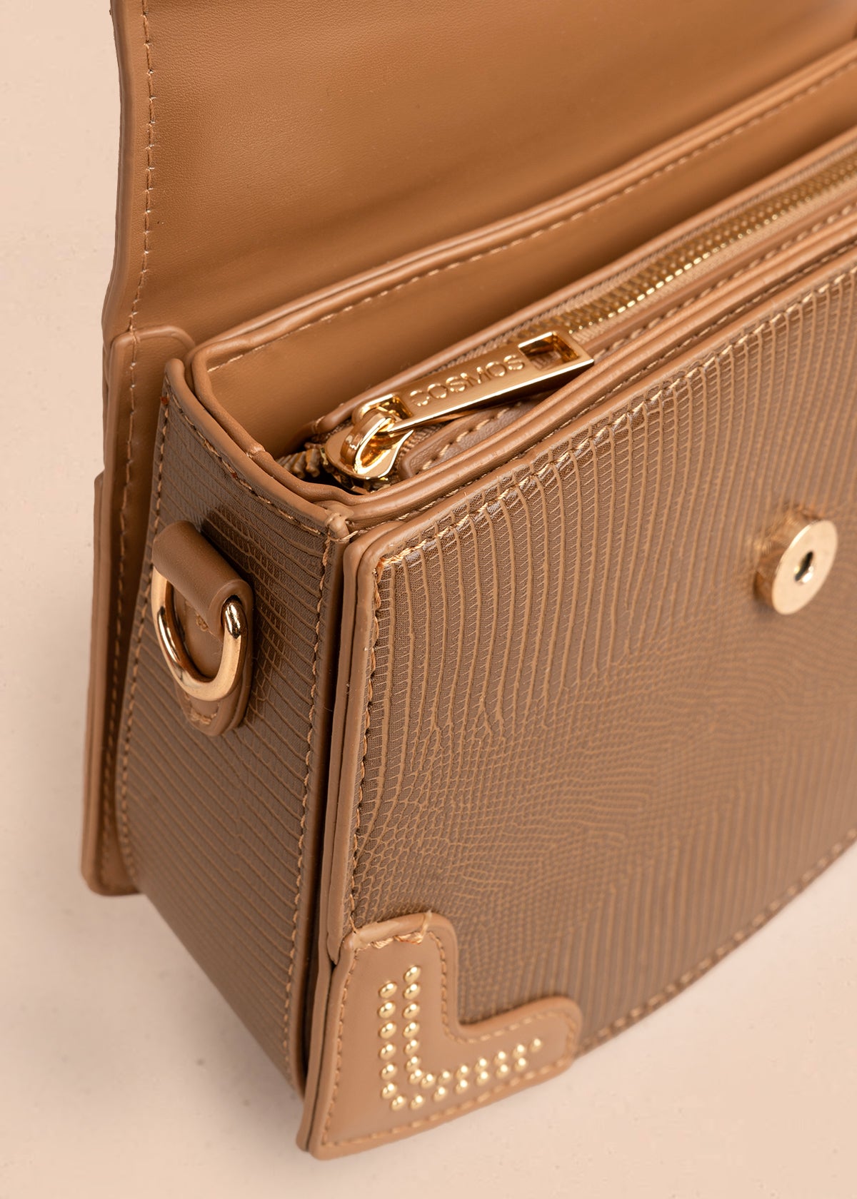 Bolso manos libres color café con textura croco y detalles dorados 106983