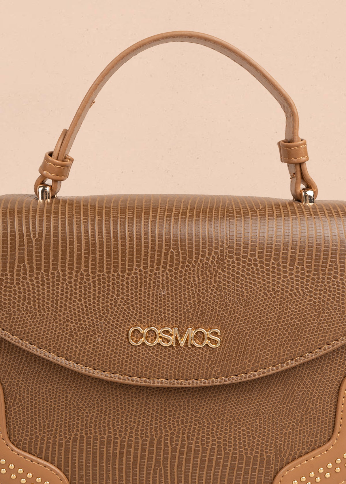 Bolso manos libres color café con textura croco y detalles dorados 106983