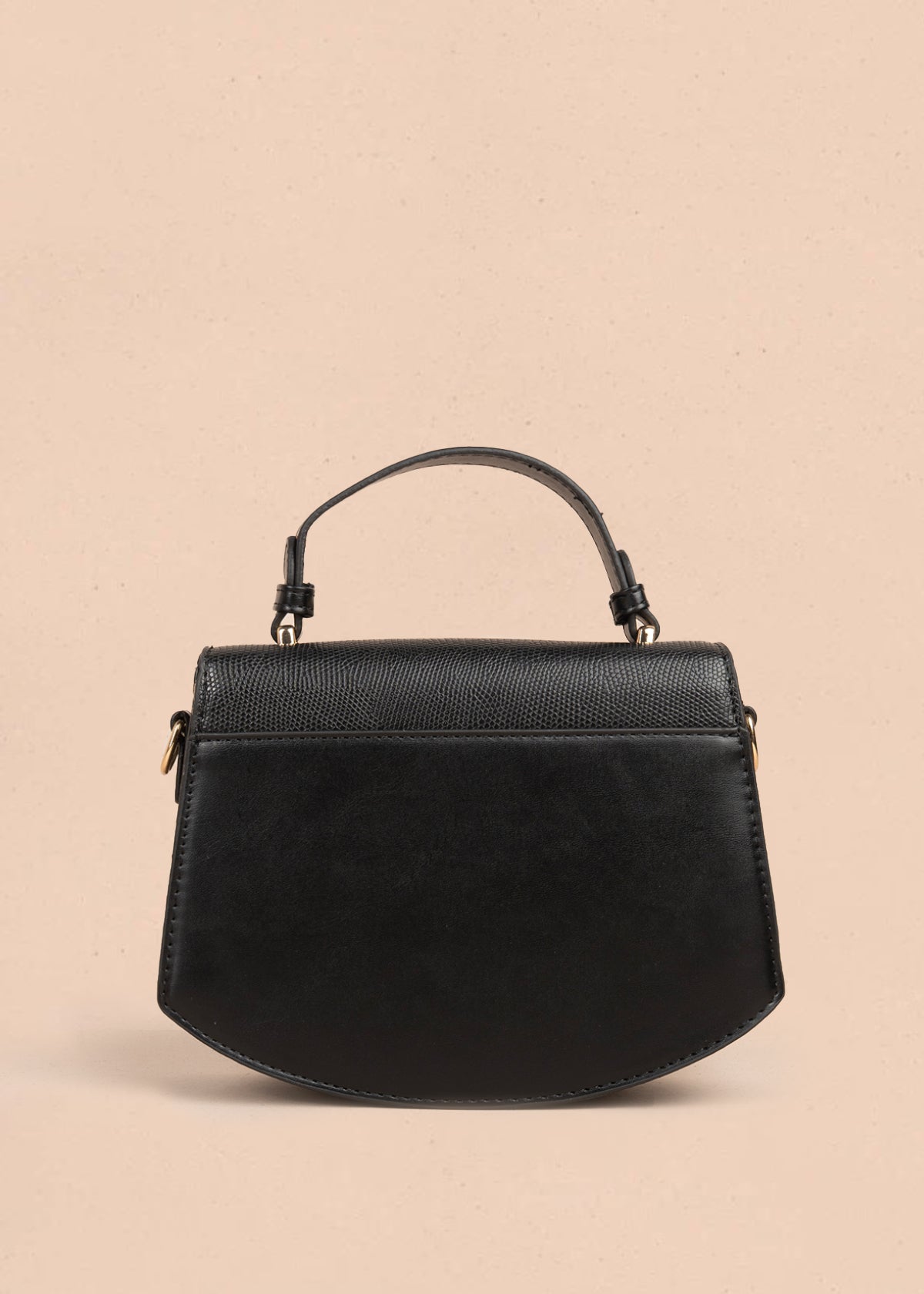 Bolso manos libres color negro con textura croco y detalles dorados 106983