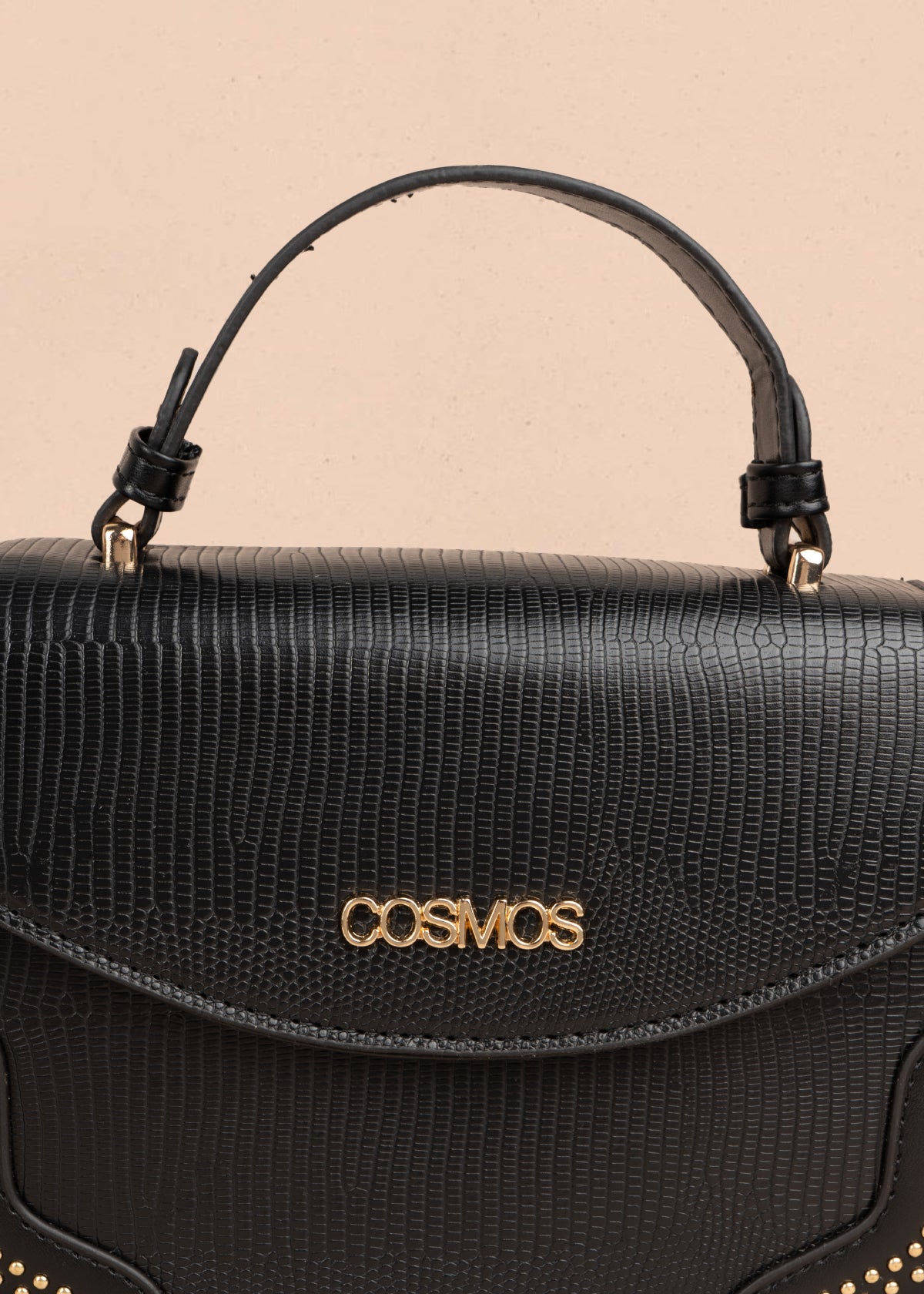 Bolso manos libres color negro con textura croco y detalles dorados 106983