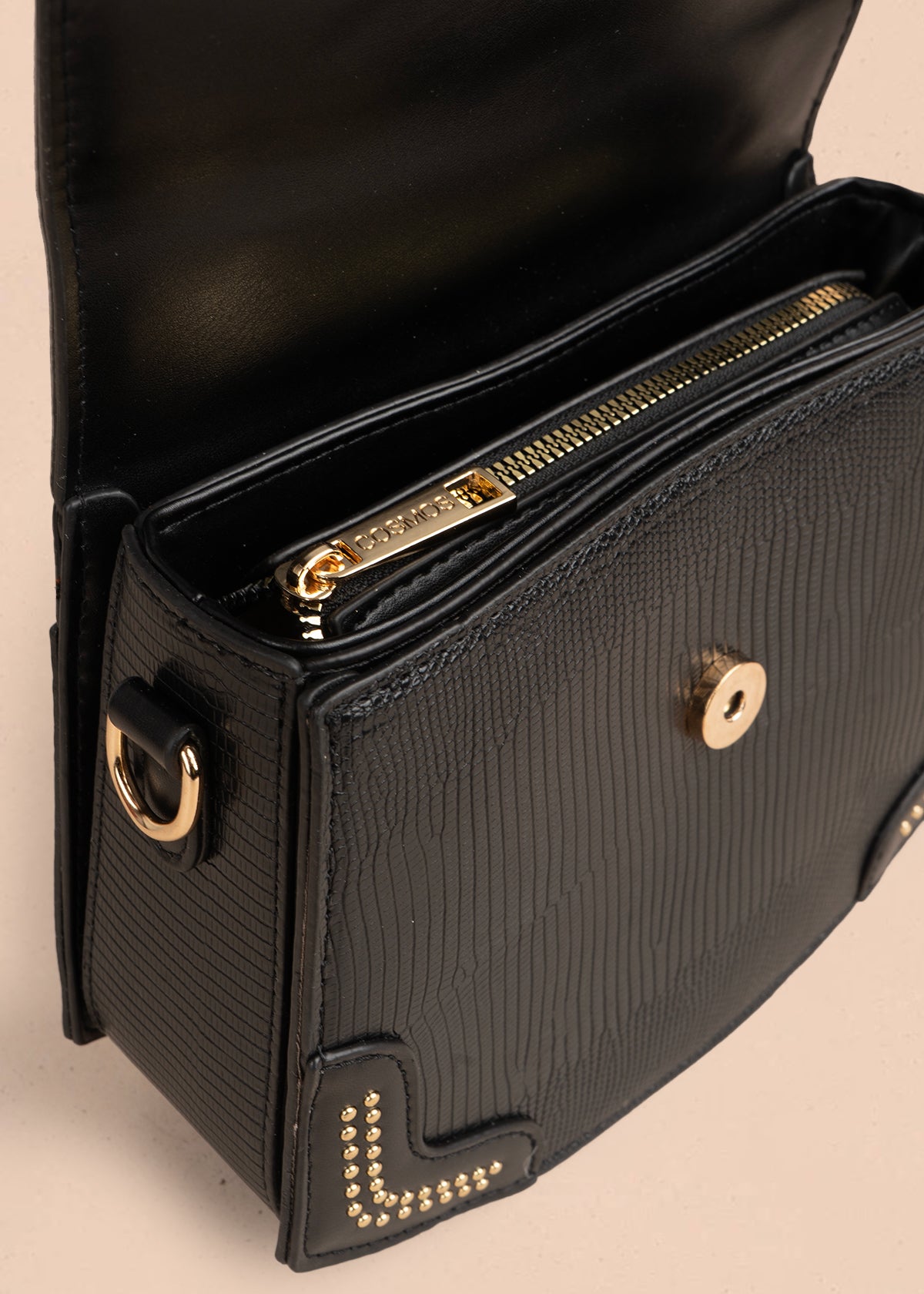 Bolso manos libres color negro con textura croco y detalles dorados 106983
