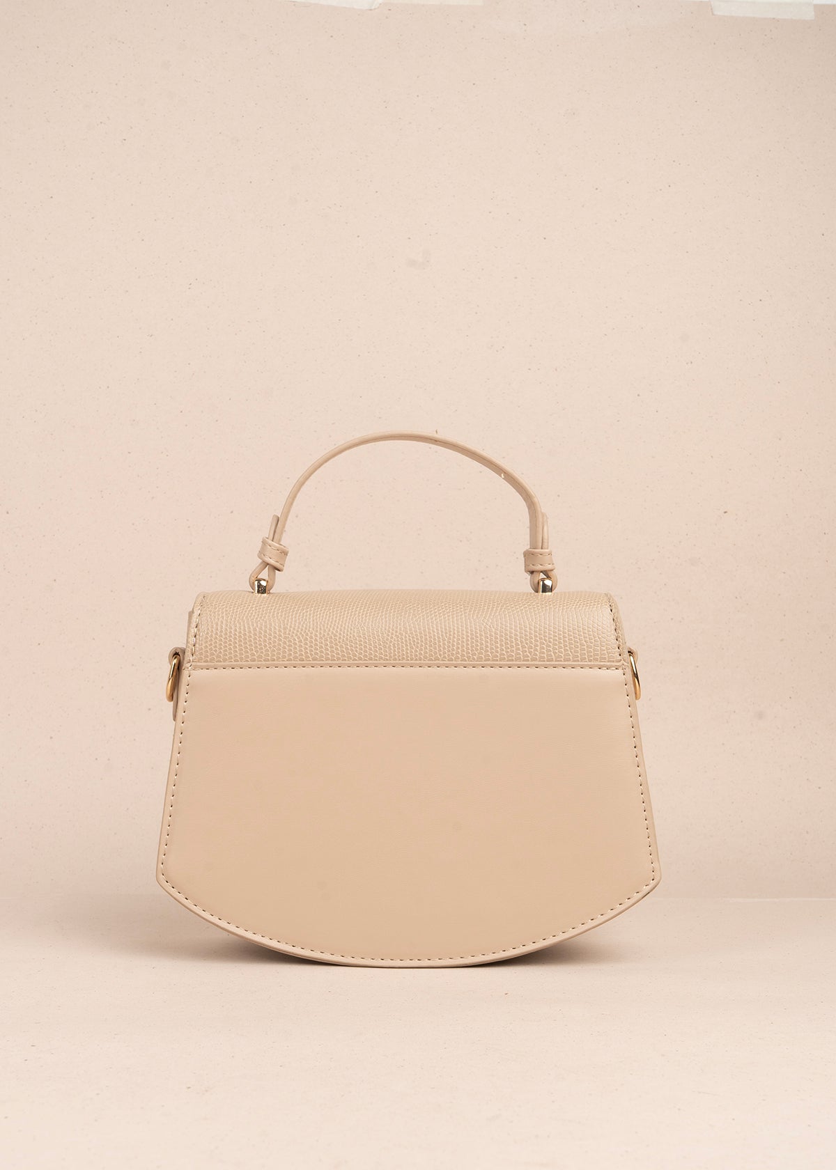 Bolso manos libres color taupe con textura croco y detalles dorados 106983