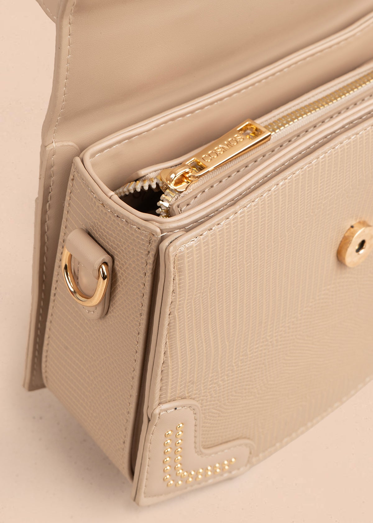 Bolso manos libres color taupe con textura croco y detalles dorados 106983