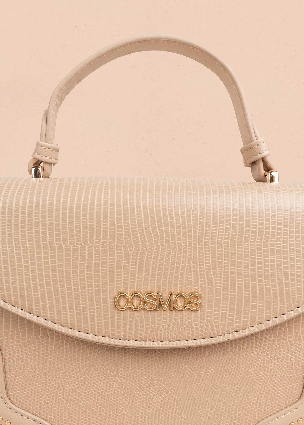 Bolso manos libres color taupe con textura croco y detalles dorados 106983