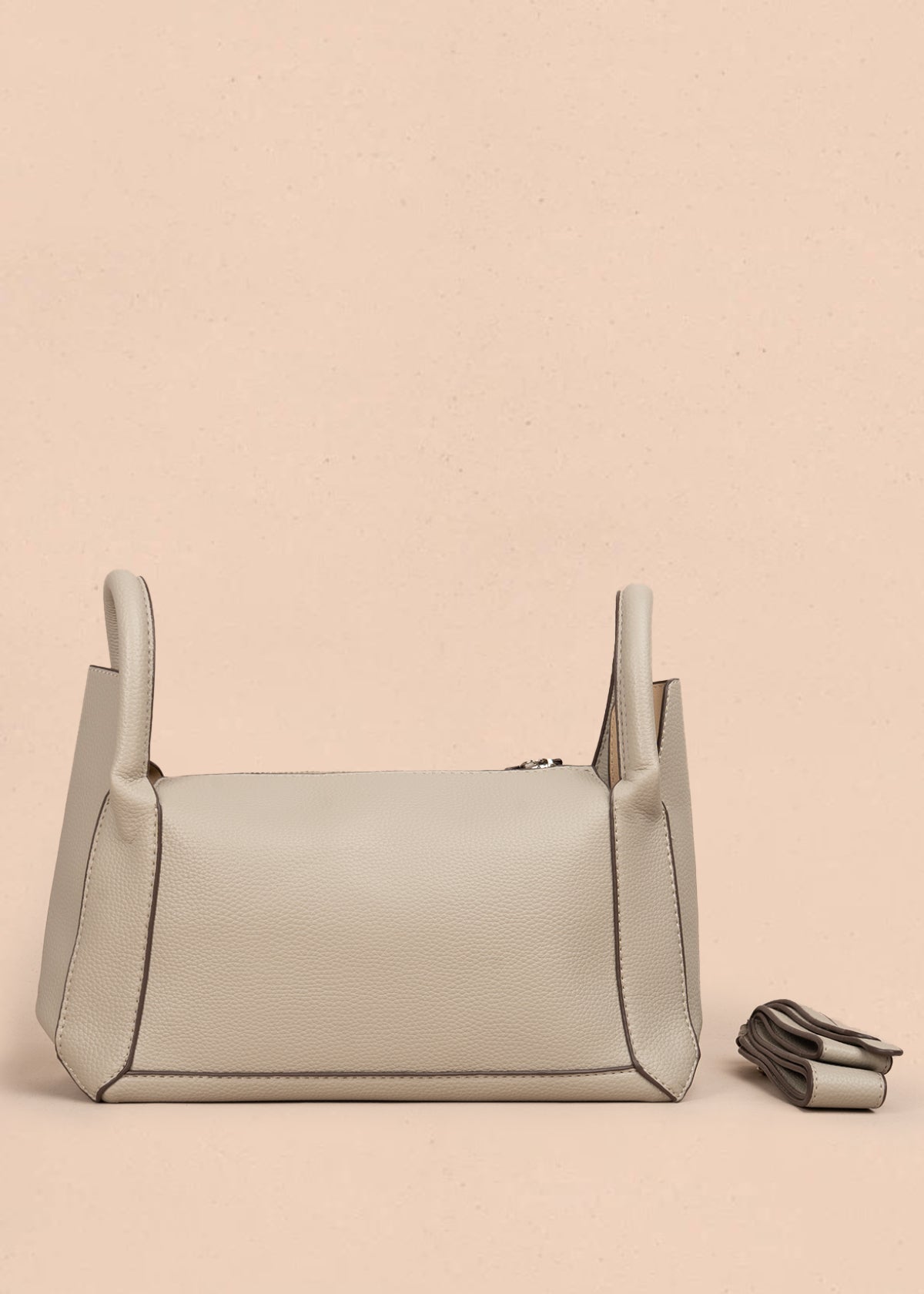 Bolso tipo cartera color arena con broche frontal 106985