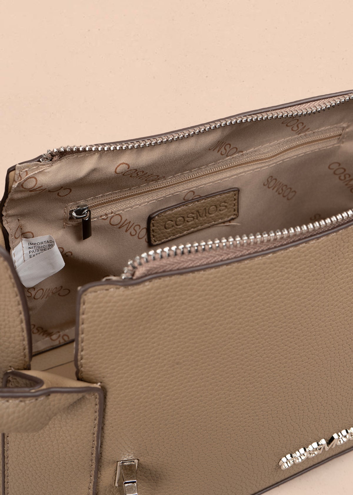 Bolso tipo cartera color moca con broche frontal 106985