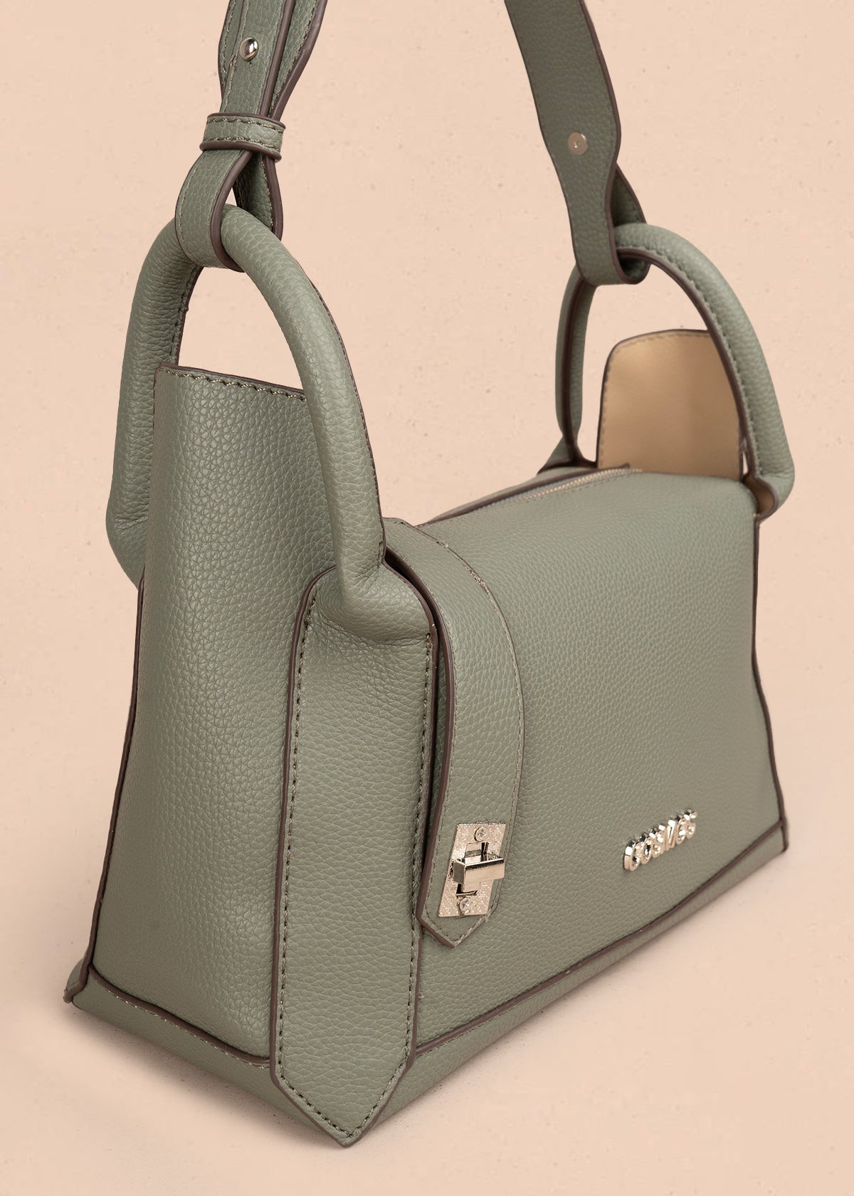 Bolso tipo cartera color verde con broche frontal 106985