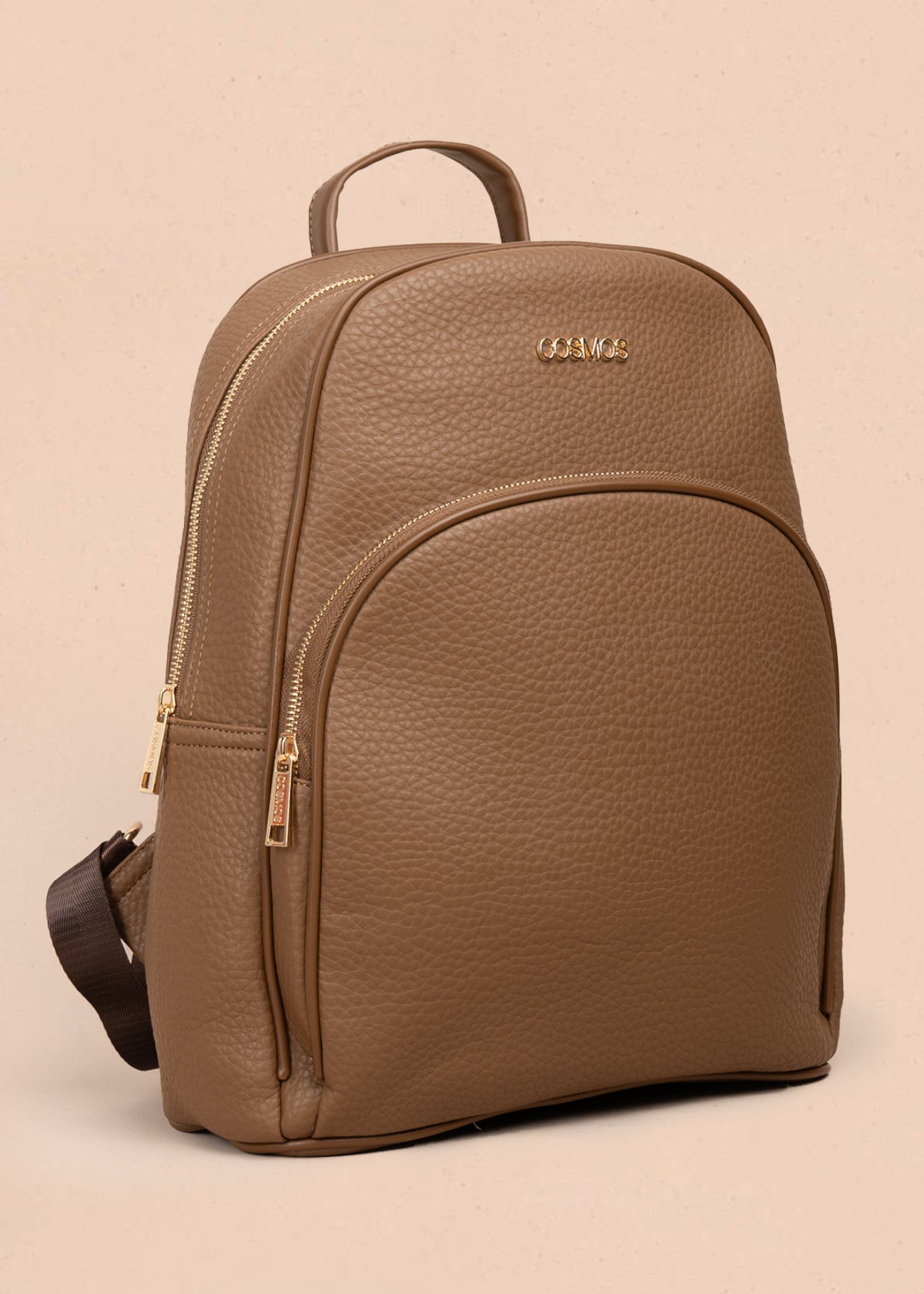 Morral casual color marrón con cierre frontal 106986