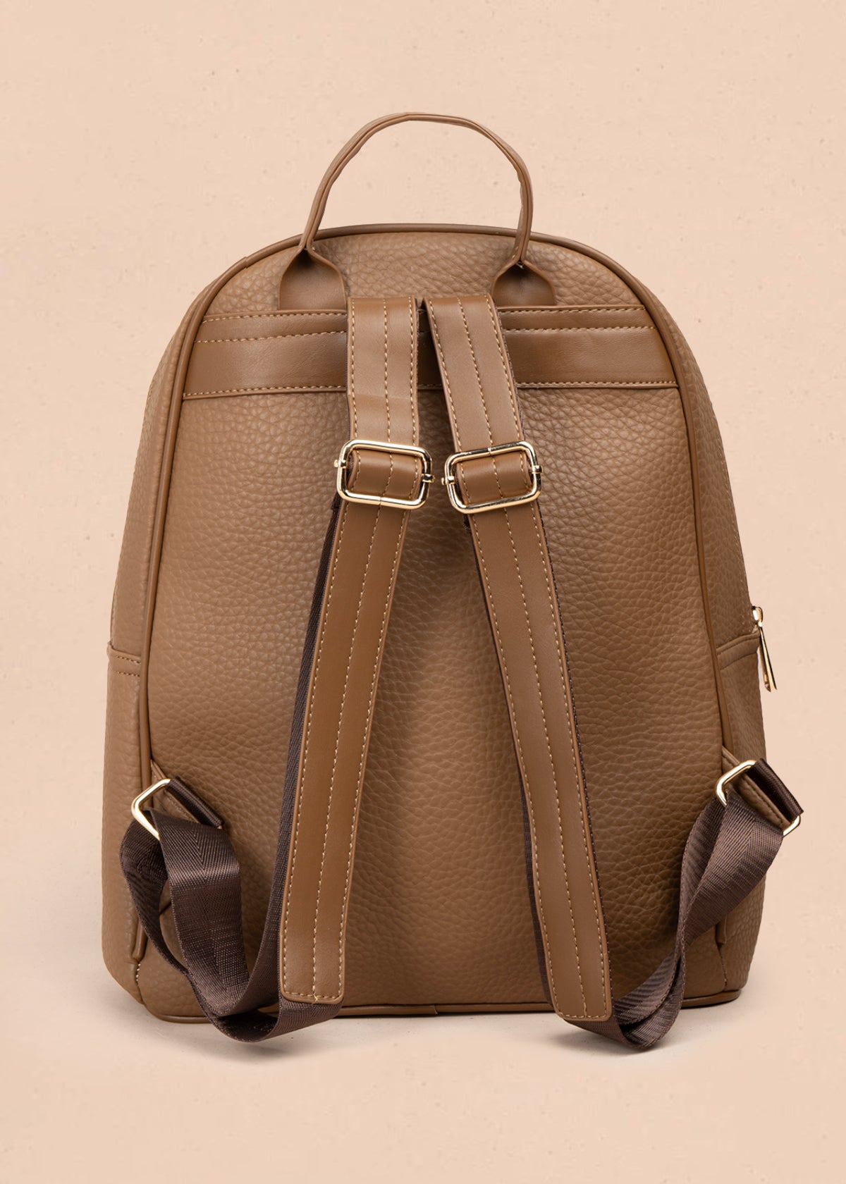 Morral casual color marrón con cierre frontal 106986